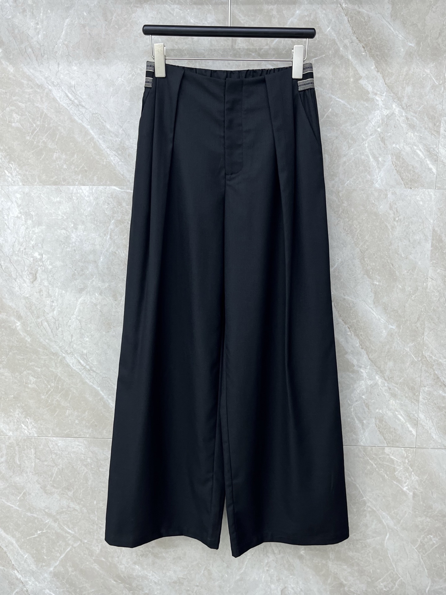 🛒𝐍𝐄𝐖 · 𝟐𝟎𝟐6/爆款现货【早春新款】设计师｜女神同款织带休闲西裤松紧字母设计，清新的色系 亲肤的