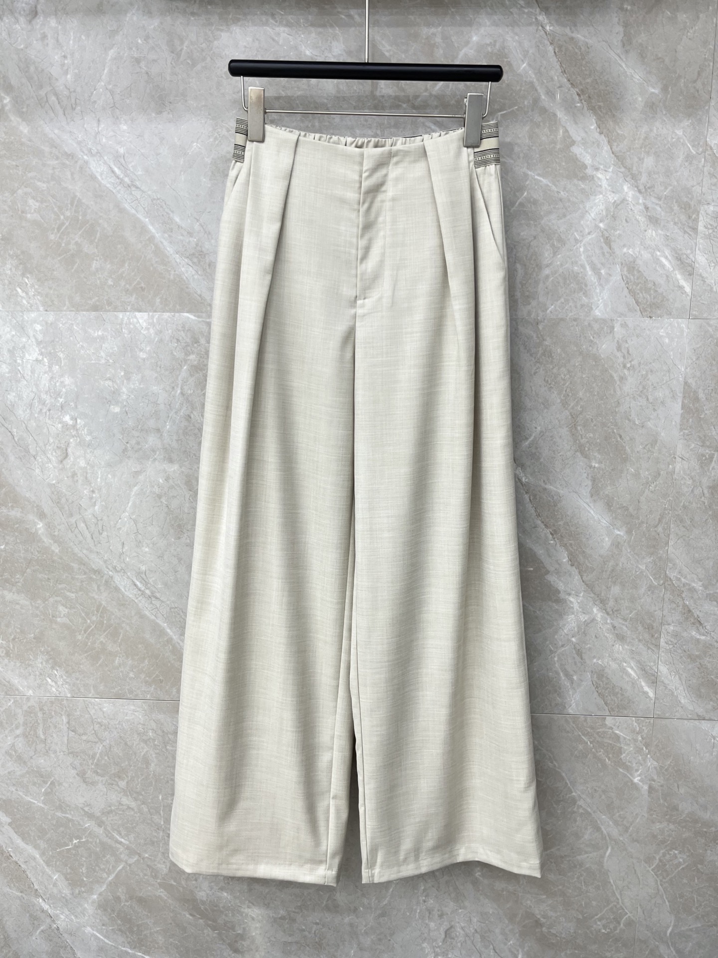 🛒𝐍𝐄𝐖 · 𝟐𝟎𝟐6/爆款现货【早春新款】设计师｜女神同款织带休闲西裤松紧字母设计，清新的色系 亲肤的