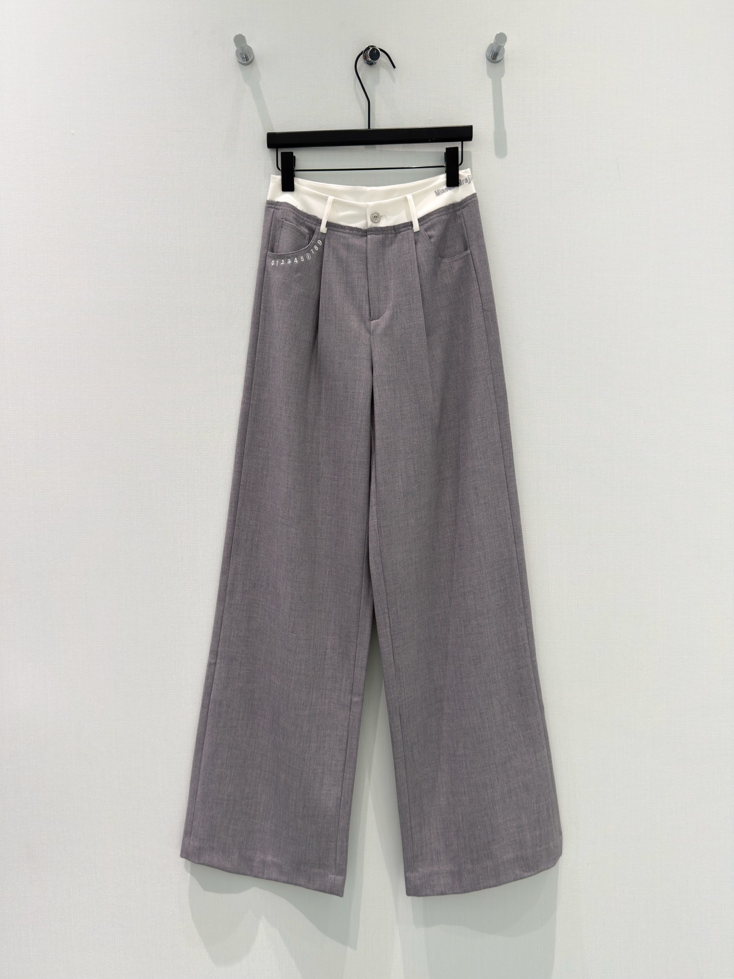 NO:819974,· 6/ Hot items in stock [new for spring and summer] Designer | 26 new Tencel wool casual trousers, versatile and high-end colors, showing a sense of high-end casualness, a visual feast, a must-have versatile item for all seasons, custom-made fabrics, great texture, full of lazy style, a must-have for goddesses!  The version is versatile and not picky, the lines are elongated and the proportions are so beautiful that you don’t want to miss it!  The quality of workmanship depends on the details. Black | Gray S M L /, women's clothing,19860909· 6/爆款现货【春夏上新】设计师 ｜26新款天丝羊毛休闲西裤 颜色百搭高级 尽显高级随意感 视觉盛宴 四季必入的百搭单品 订制面料,质感巨好,慵懒范儿十足 女神必入神器！ 版型百搭不挑人 拉长线条比例 上身美的不要不要的！ 做工品质看细节 黑色｜灰色 S M L /,女装,,Women's clothing