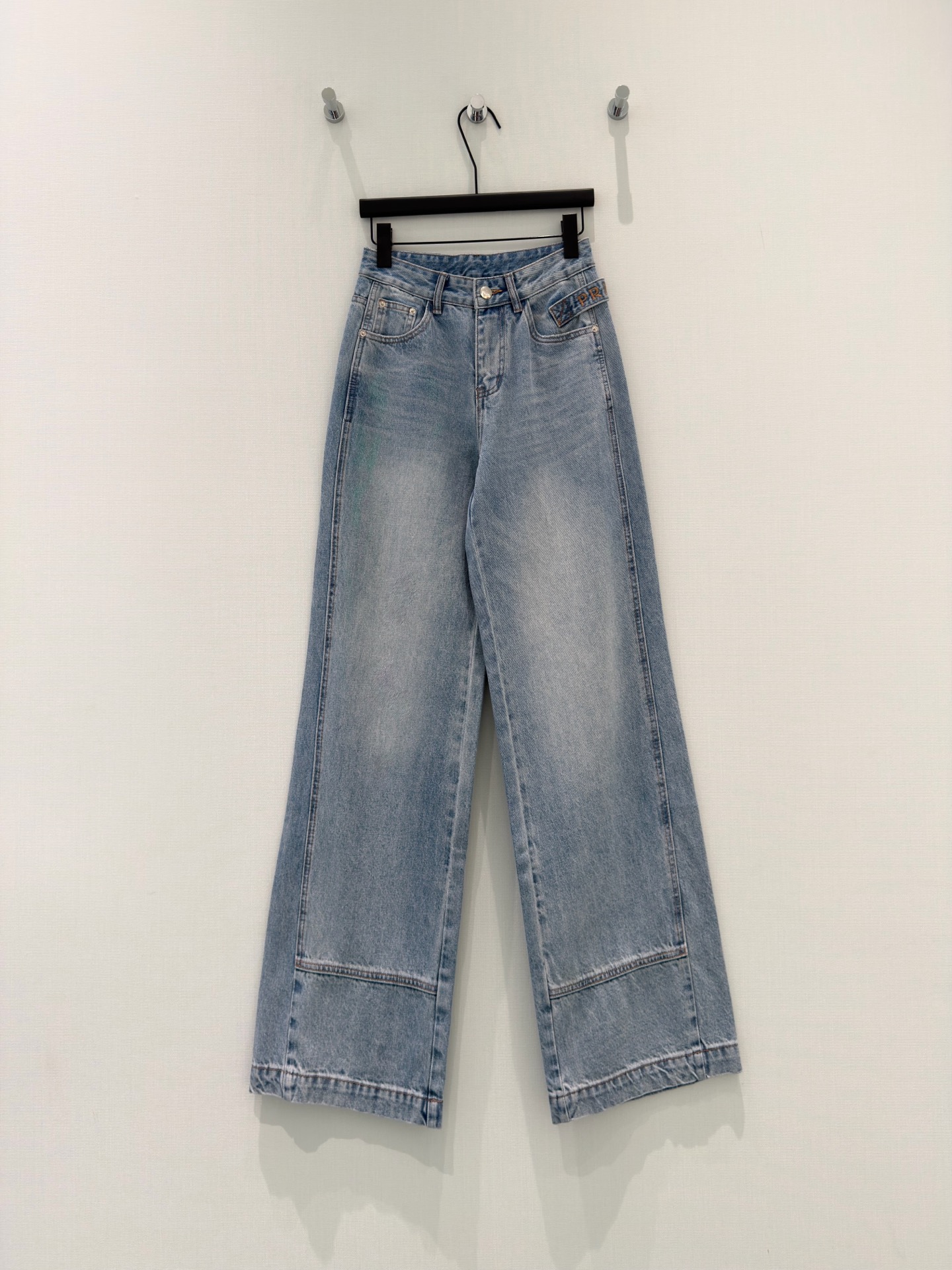 NO:786400,· 6/hot spot original designer｜straight-leg jeans with side ears. They are made of high-end customized fabrics. Denim is very comfortable to wear, conventional design, good tolerance, and three-dimensional jacquard decoration. It adds visual charm, and the texture of the pants will be very delicate. It is a very good fabric. Denim has good moisture absorption and breathability. The cloth has a soft luster and a very smooth feel. It has become everyone's favorite choice. Blue S M L XL/, Prada-clothing, prada, jeans,19860909· 6/爆款现货 原创 设计师｜侧边耳畔直筒牛仔裤 采用高端定制面料,牛仔穿起来非常舒适,常规设计,包容性好,立体提花装饰 增添视觉魅力,而且裤子的纹路会非常细腻,是非常好的面料 牛仔具有良好的吸湿性和透气性,布面光泽柔和,手感也非常细滑,成为众人最爱的选择 蓝色 S M L XL/,普拉达-服装,prada,jeans,,Women's clothing