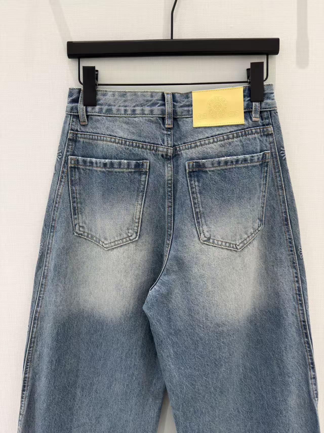 🛒𝐍𝐄𝐖 · 𝟐𝟎𝟐6/爆款现货设计师 克罗星｜精致压花镰刀牛仔裤采用高端定制面料，牛仔穿起来非常舒适，