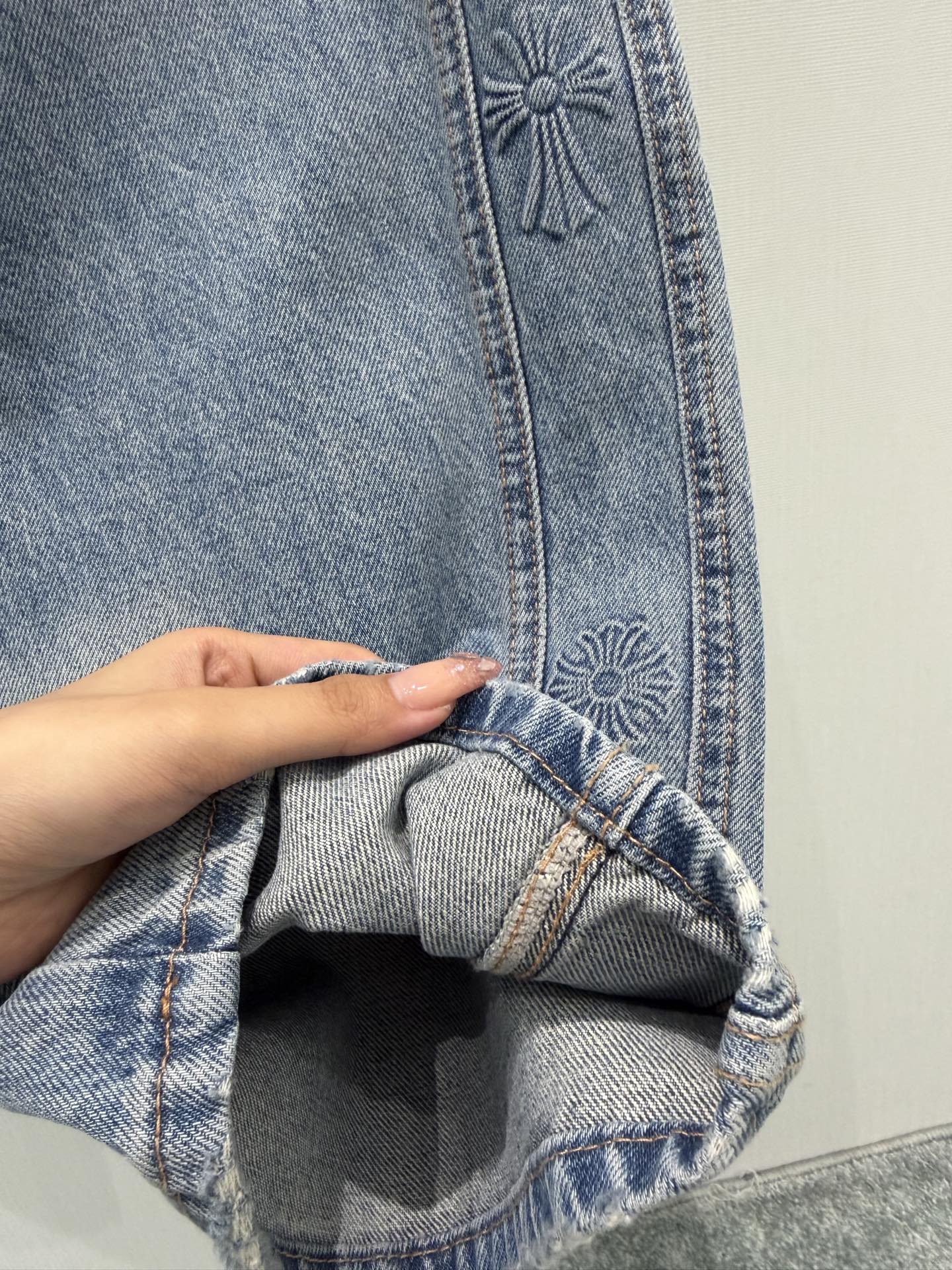 🛒𝐍𝐄𝐖 · 𝟐𝟎𝟐6/爆款现货设计师 克罗星｜精致压花镰刀牛仔裤采用高端定制面料，牛仔穿起来非常舒适，