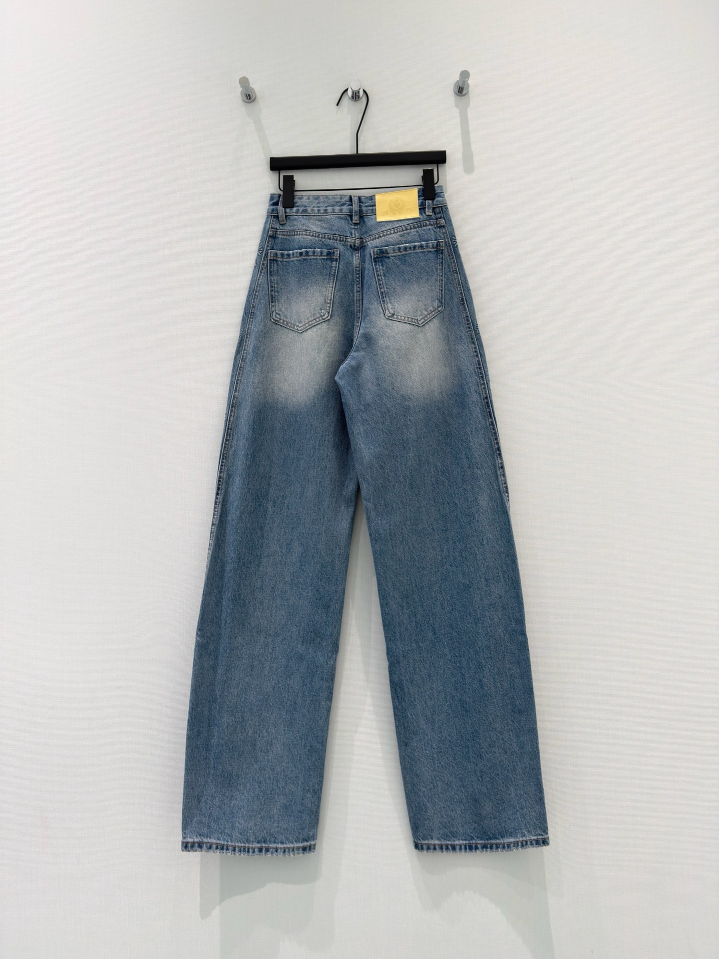 🛒𝐍𝐄𝐖 · 𝟐𝟎𝟐6/爆款现货设计师 克罗星｜精致压花镰刀牛仔裤采用高端定制面料，牛仔穿起来非常舒适，