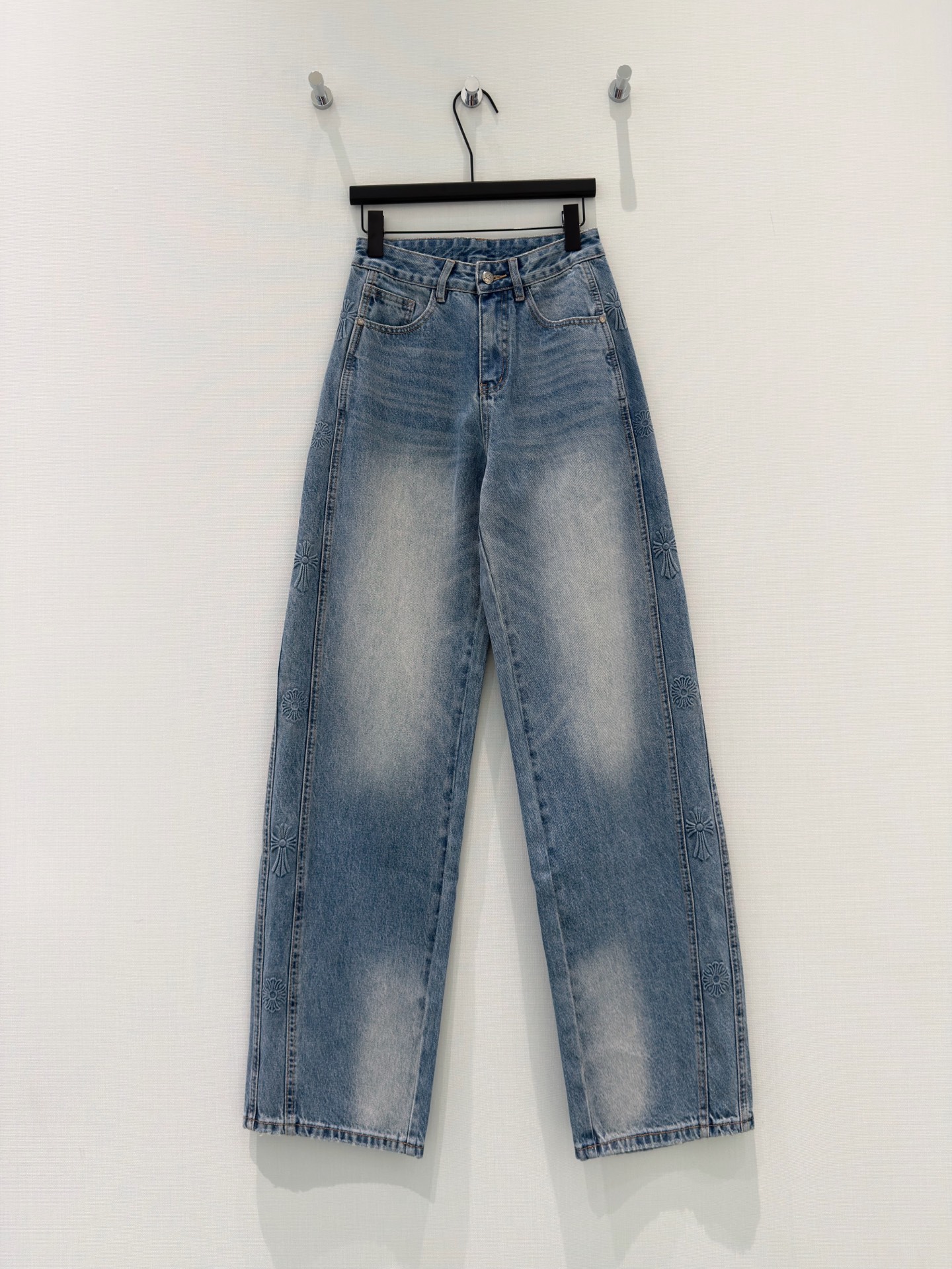 NO:819994,· 6/hot spot designer Cro Xing | Exquisite embossed sickle jeans are made of high-end custom fabrics. Denim is very comfortable to wear, conventional design, good tolerance, contrasting printing decoration adds visual charm, and the texture of the pants will be very delicate, which is a very good fabric. Denim has good hygroscopicity and breathability, the cloth surface is soft and shiny, and the feel is very smooth, making it everyone's favorite choice. Blue S M L XL /, Cro Xin-clothing, chrome hearts, jeans,19860909· 6/爆款现货 设计师 克罗星｜精致压花镰刀牛仔裤 采用高端定制面料,牛仔穿起来非常舒适,常规设计,包容性好,撞色印花装饰 增添视觉魅力,而且裤子的纹路会非常细腻,是非常好的面料 牛仔具有良好的吸湿性和透气性,布面光泽柔和,手感也非常细滑,成为众人最爱的选择 蓝色 S M L XL /,克罗心-服装,chrome hearts,jeans,,Women's clothing