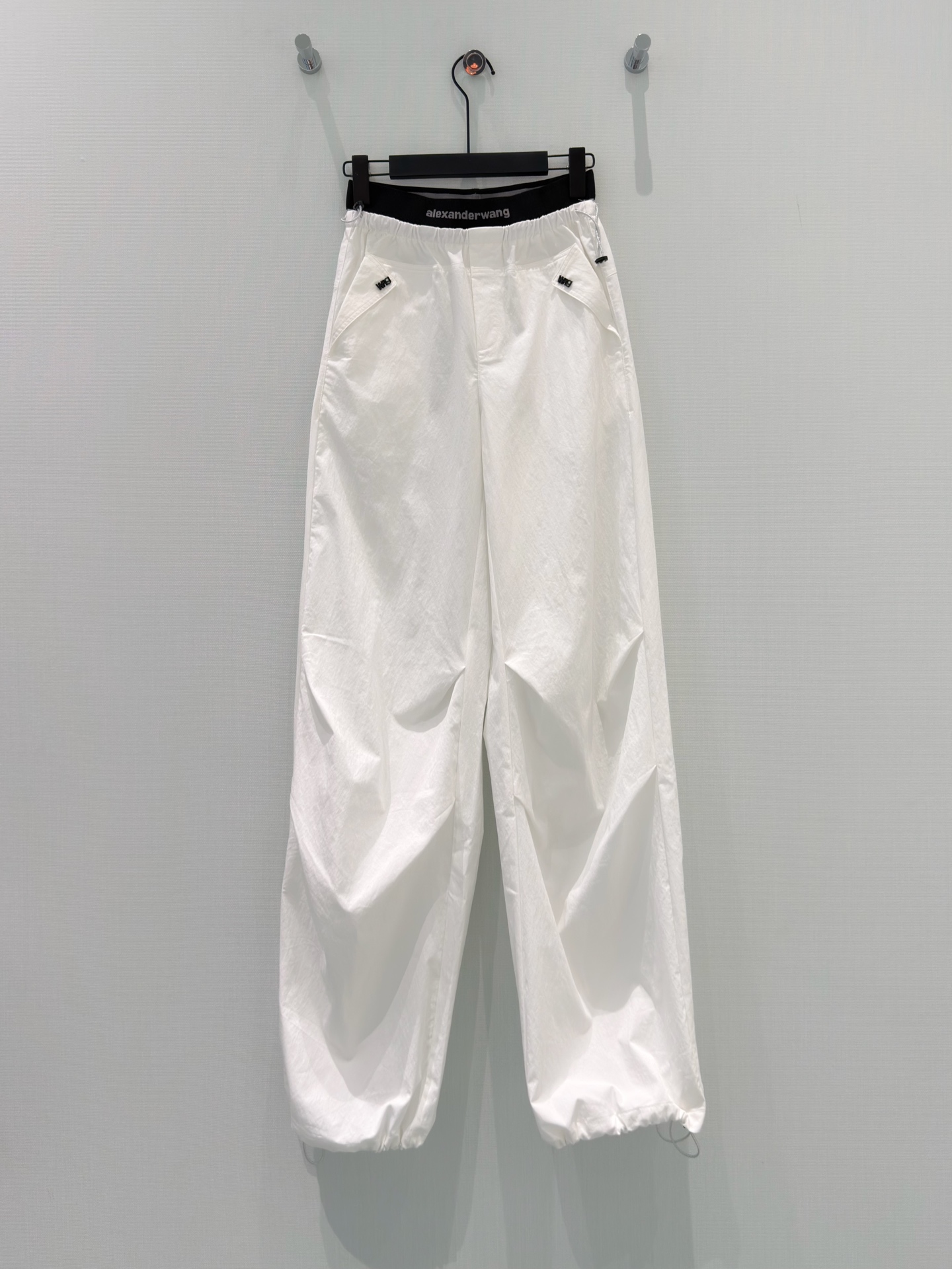 NO:819931,· 6/ Hot items in stock [New for spring and summer] Designer original | Double-waisted casual pants. Versatile and high-end colors. The customized version shows a sense of high-end casualness. A visual feast. A must-have versatile item for all seasons. Customized fabrics, great texture, full of lazy style. A must-have item for goddesses!  The version is versatile and not picky, the lines are elongated and the proportions are so beautiful that you don’t want to miss it!  The quality of workmanship depends on the details. Black｜White S M L /,Alexander Wang-clothing,alexander wang,19860909· 6/爆款现货【春夏上新】设计师原创｜双腰头休闲裤 颜色百搭高级 定制版型尽显高级随意感 视觉盛宴 四季必入的百搭单品 订制面料,质感巨好,慵懒范儿十足 女神必入神器！ 版型百搭不挑人 拉长线条比例 上身美的不要不要的！ 做工品质看细节 黑色｜白色 S M L /,亚历山大王-服装,alexander wang,,Women's clothing