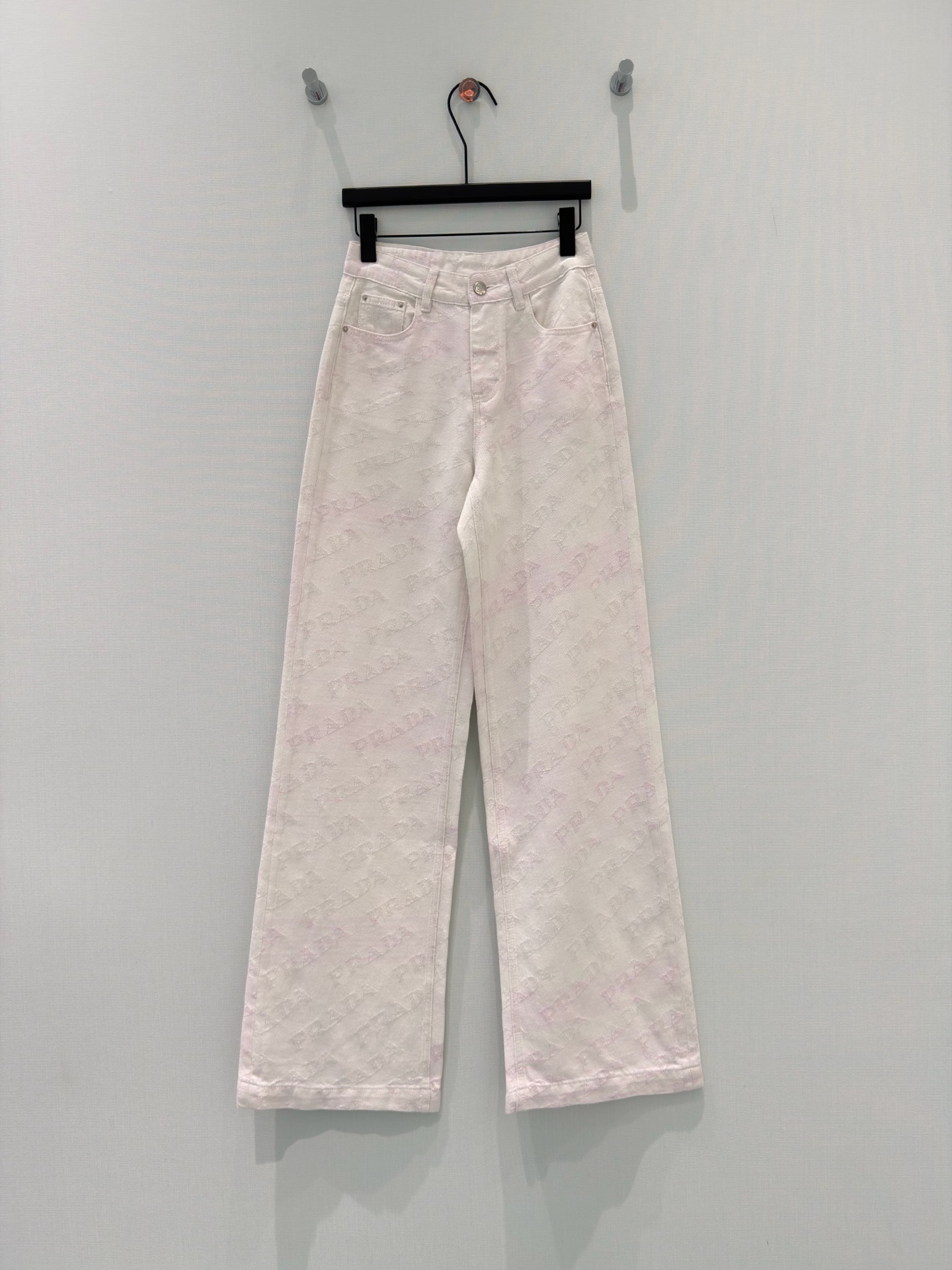 NO:786377,· 6/ Hot item in stock [early spring new style] original | Customized silver glitter jacquard jeans. Made of high-end custom fabrics, denim is very comfortable to wear, conventional design, good tolerance, jacquard gradient color decoration adds visual charm, and the texture of the pants will be very delicate, which is a very good fabric. Denim has good hygroscopicity and breathability, the cloth has a soft luster and a very smooth feel, becoming everyone's favorite choice. White S M L XL/, women's clothing, jeans,19860909· 6/爆款现货【早春新款】原创｜定制银闪提花牛仔裤 采用高端定制面料,牛仔穿起来非常舒适,常规设计,包容性好,提花渐变色装饰 增添视觉魅力,而且裤子的纹路会非常细腻,是非常好的面料 牛仔具有良好的吸湿性和透气性,布面光泽柔和,手感也非常细滑,成为众人最爱的选择 白色 S M L XL/,女装,jeans,,Women's clothing