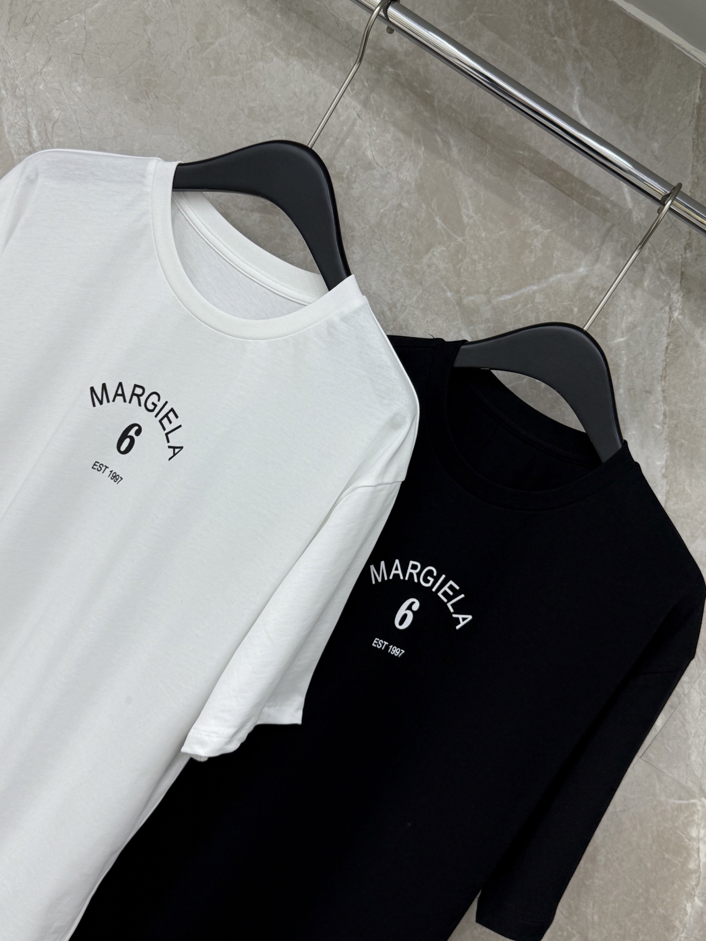 🛒𝐍𝐄𝐖 · 𝟐𝟎𝟐6/爆款现货原单品质 MM6｜2026新品数字印花𝑇𝑒𝑒定制YB材质 透气舒适 质感