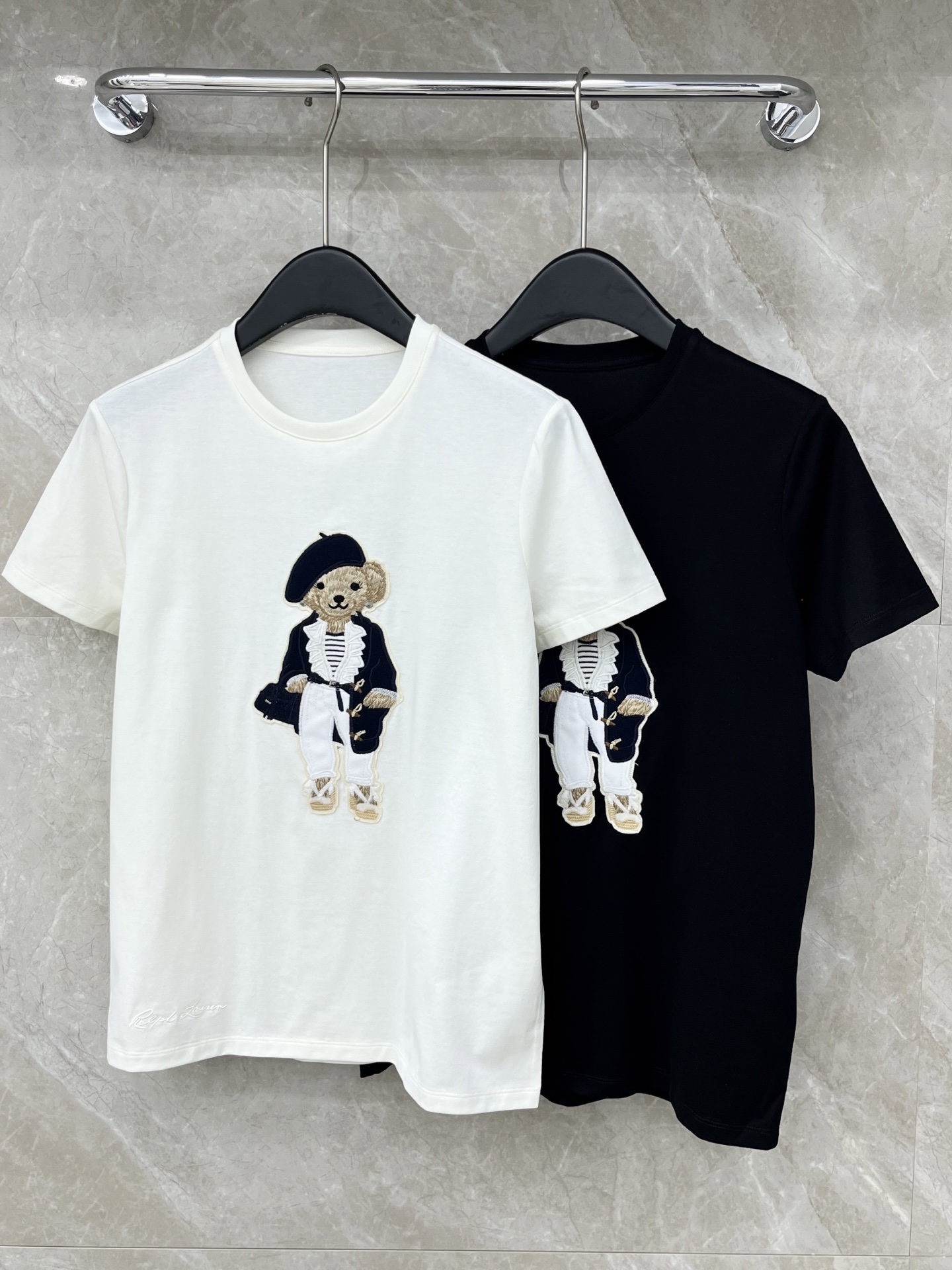 🛒𝐍𝐄𝐖 · 𝟐𝟎𝟐6/爆款现货原单品质 小众｜2026新品刺绣章仔𝑇𝑒𝑒定制YB材质 透气舒适 质感十