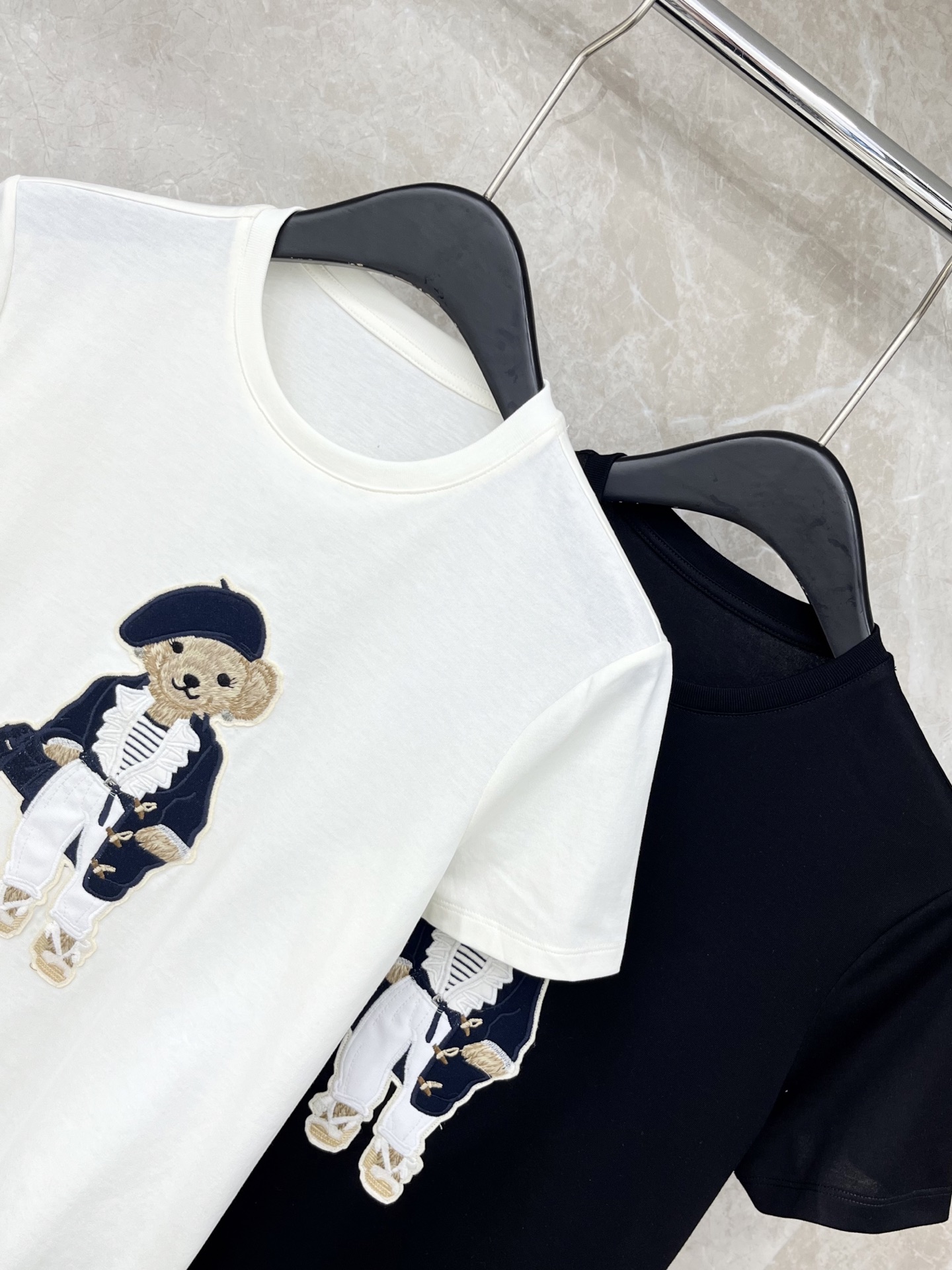 🛒𝐍𝐄𝐖 · 𝟐𝟎𝟐6/爆款现货原单品质 小众｜2026新品刺绣章仔𝑇𝑒𝑒定制YB材质 透气舒适 质感十