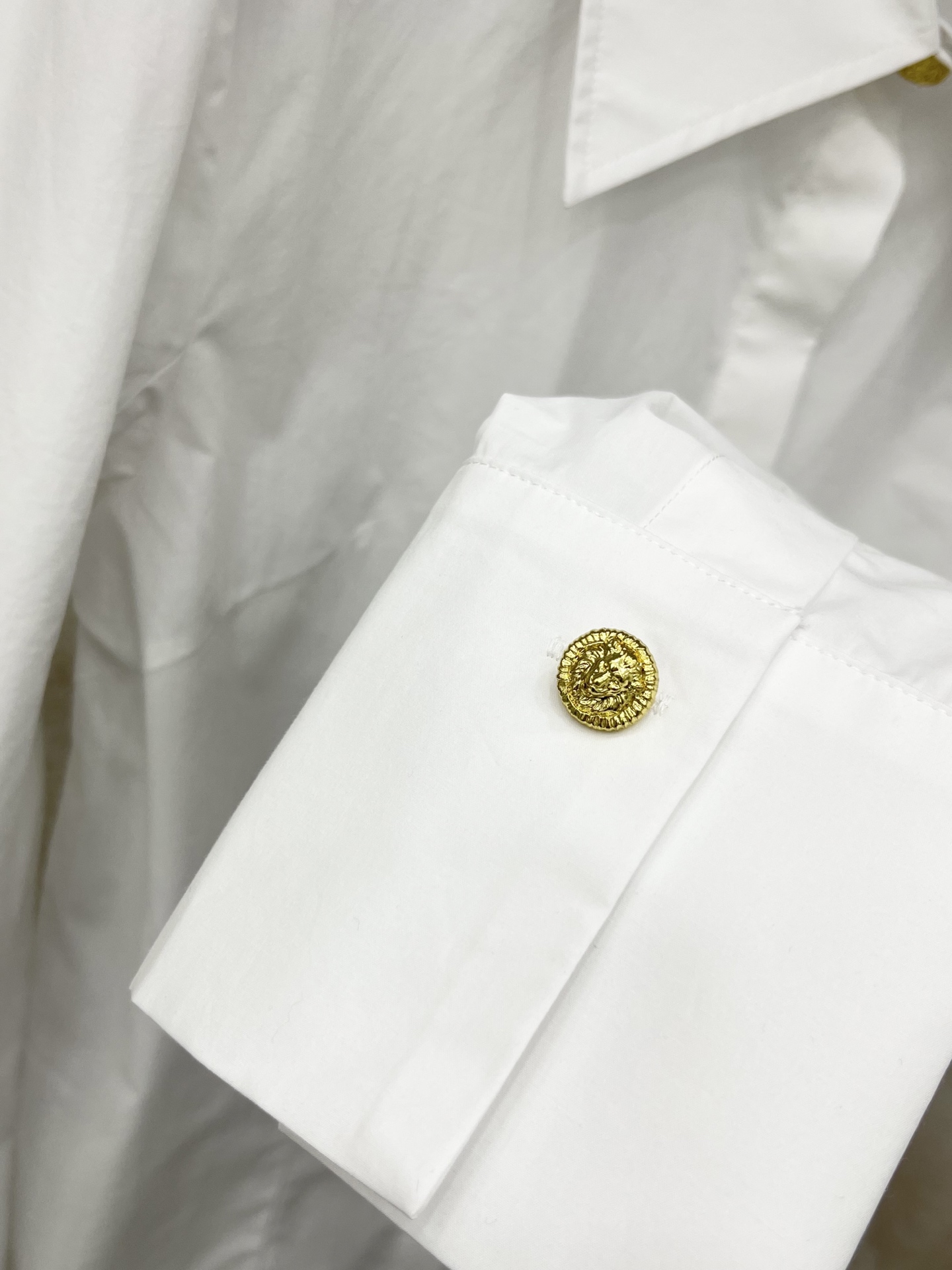 🛒𝐍𝐄𝐖 · 𝟐𝟎𝟐6/爆款现货【早春新款】Bal*｜26新款 重工金扣长袖衬衫 美式辣妹 它的白金撞色