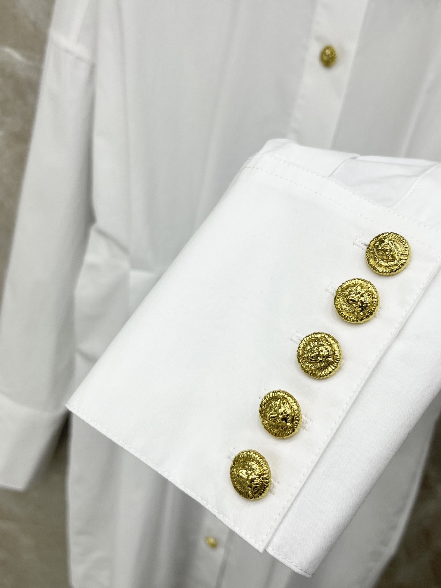 🛒𝐍𝐄𝐖 · 𝟐𝟎𝟐6/爆款现货【早春新款】Bal*｜26新款 重工金扣长袖衬衫连衣裙美式辣妹 它的白金