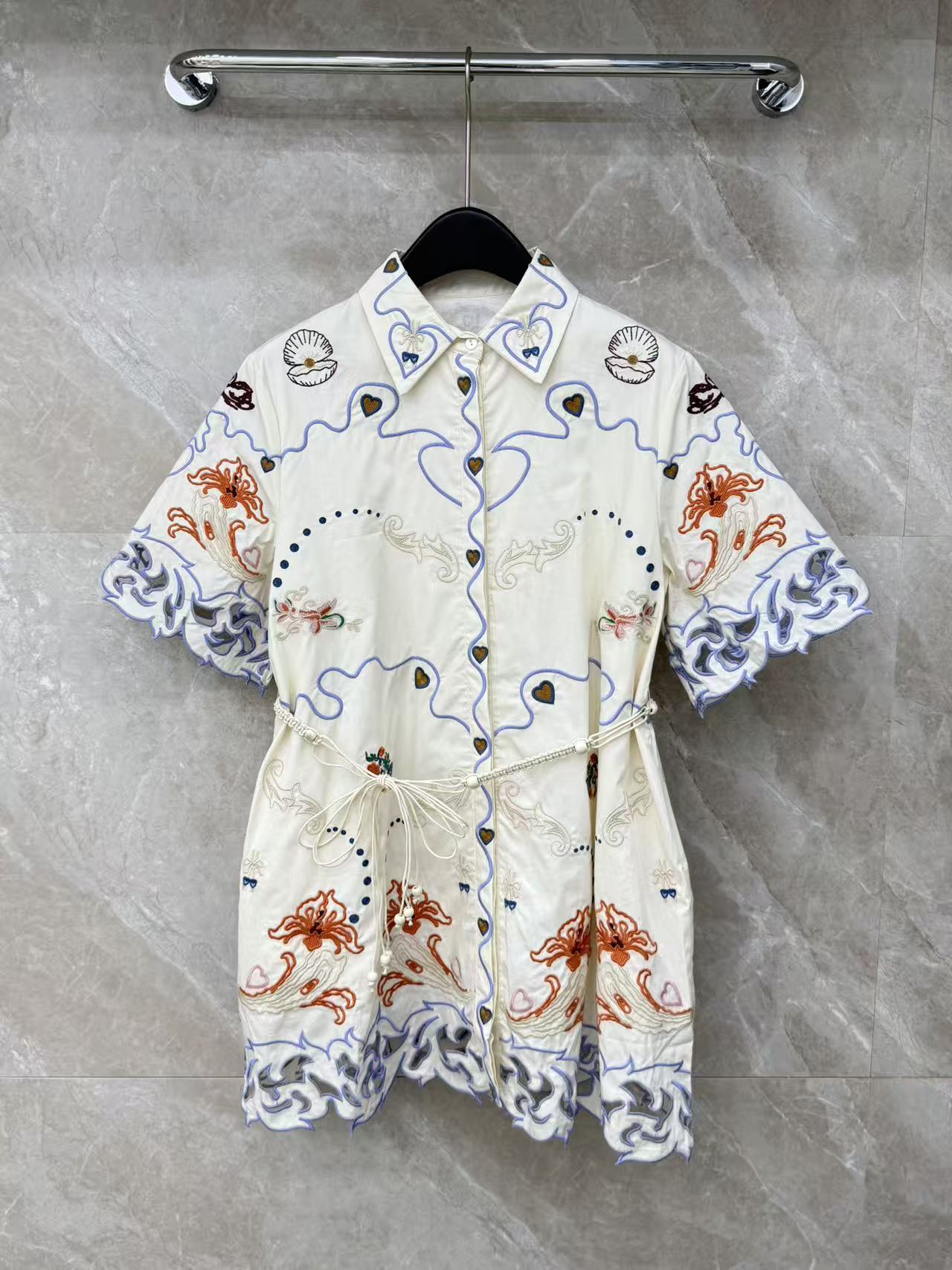 🛒𝐍𝐄𝐖 · 𝟐𝟎𝟐6/爆款现货【早春新款】小众*｜26新款 重工水溶拼接刺绣衬衫连衣裙法式轻奢 它的亮