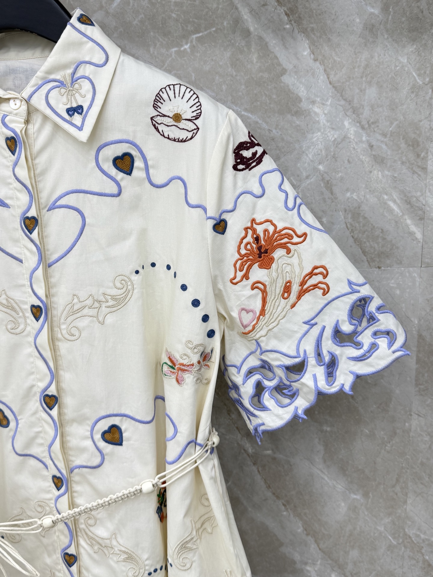 🛒𝐍𝐄𝐖 · 𝟐𝟎𝟐6/爆款现货【早春新款】小众*｜26新款 重工水溶拼接刺绣衬衫连衣裙法式轻奢 它的亮