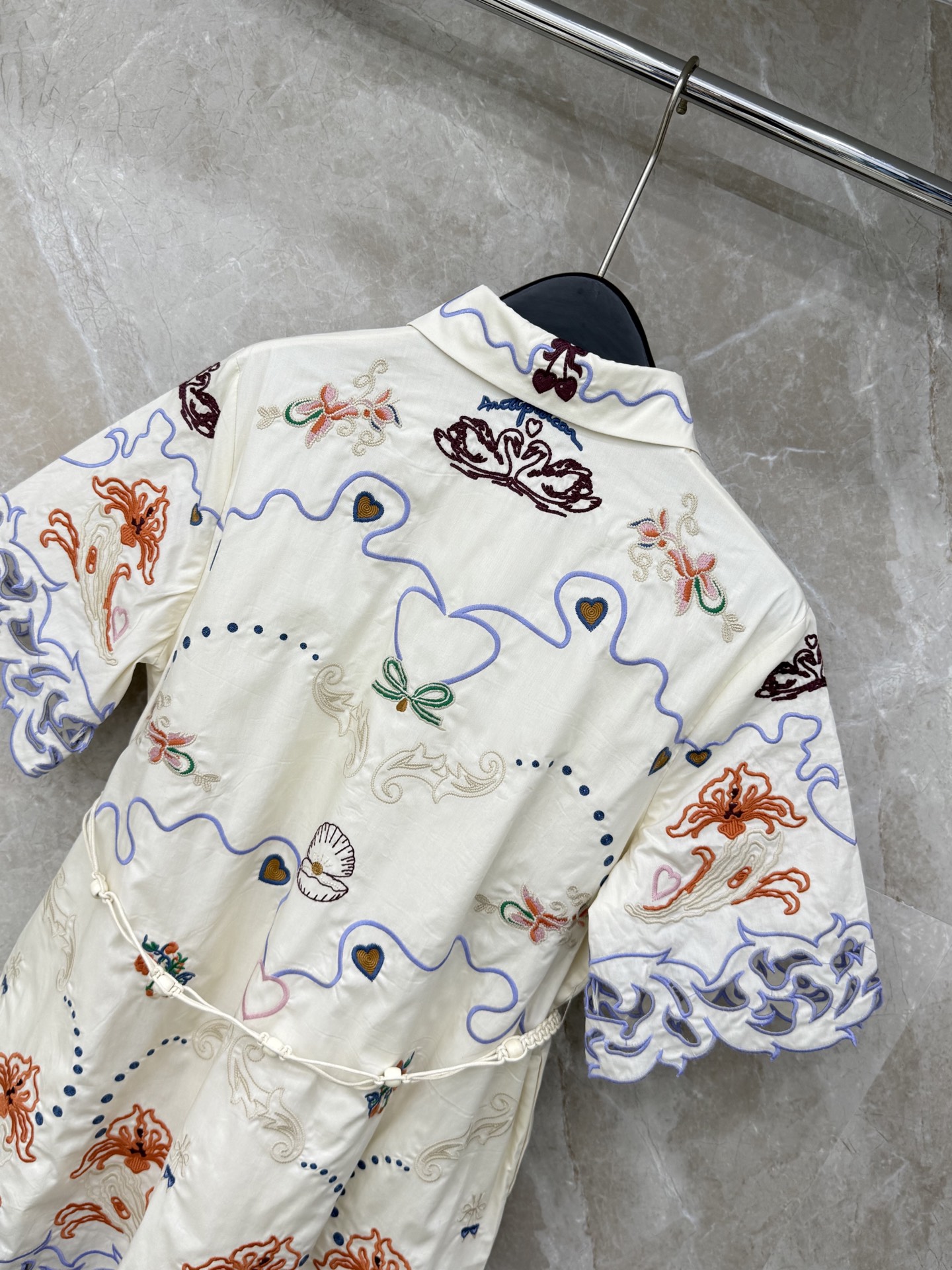🛒𝐍𝐄𝐖 · 𝟐𝟎𝟐6/爆款现货【早春新款】小众*｜26新款 重工水溶拼接刺绣衬衫连衣裙法式轻奢 它的亮
