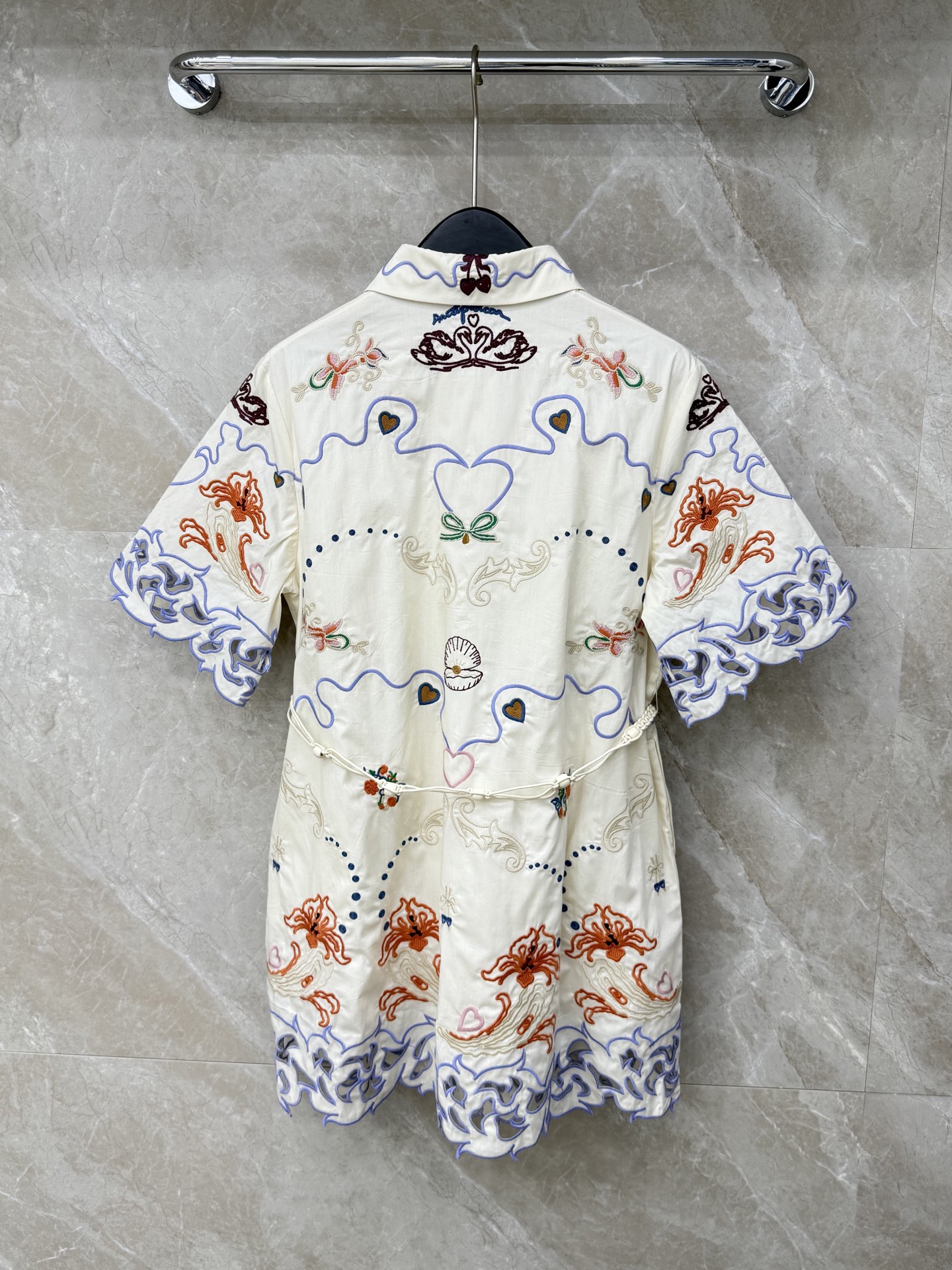 🛒𝐍𝐄𝐖 · 𝟐𝟎𝟐6/爆款现货【早春新款】小众*｜26新款 重工水溶拼接刺绣衬衫连衣裙法式轻奢 它的亮