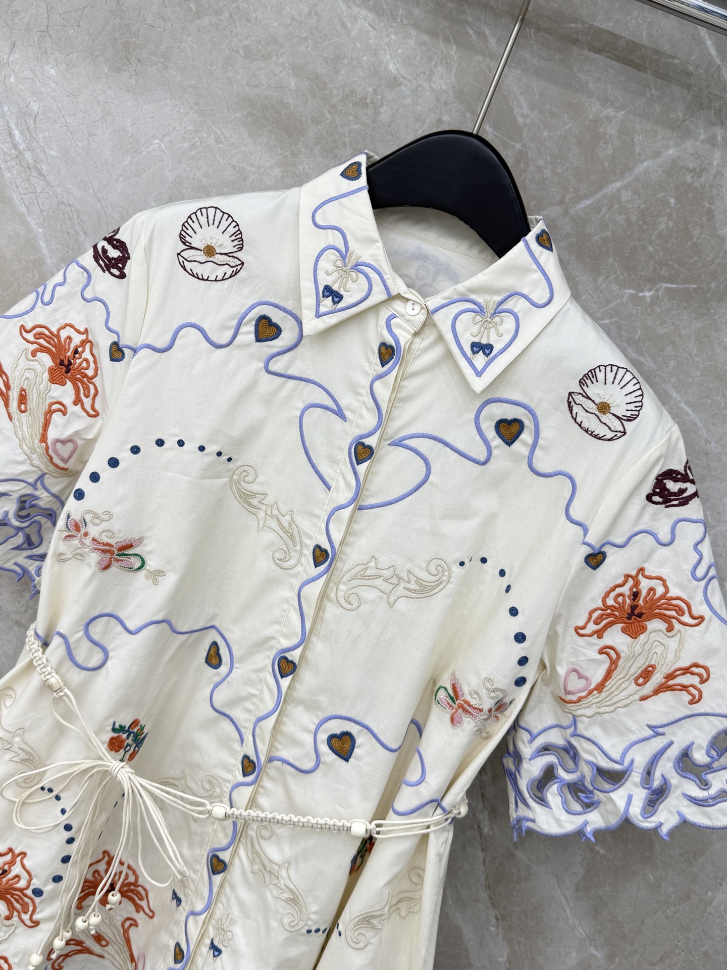🛒𝐍𝐄𝐖 · 𝟐𝟎𝟐6/爆款现货【早春新款】小众*｜26新款 重工水溶拼接刺绣衬衫连衣裙法式轻奢 它的亮