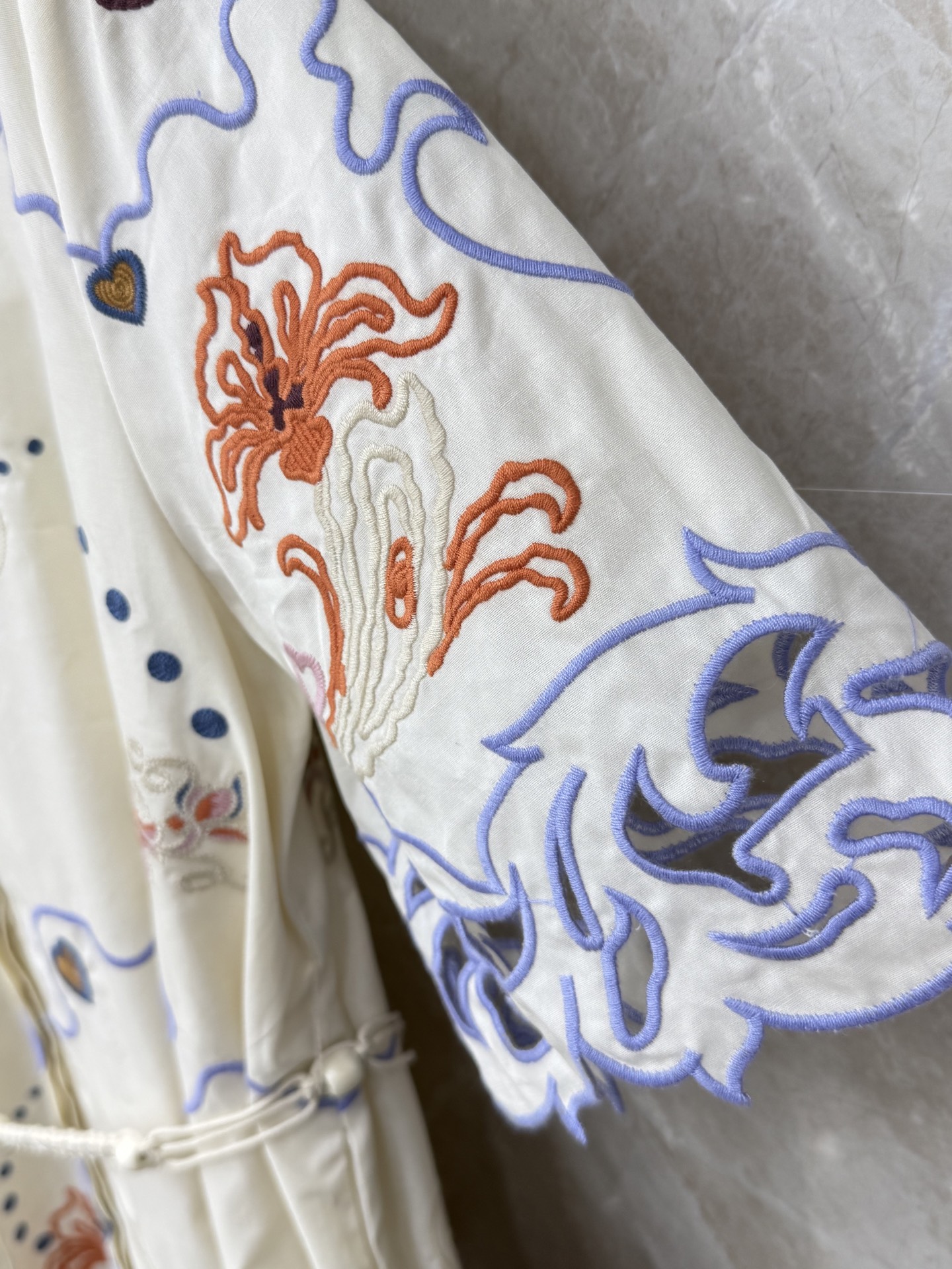 🛒𝐍𝐄𝐖 · 𝟐𝟎𝟐6/爆款现货【早春新款】小众*｜26新款 重工水溶拼接刺绣衬衫连衣裙法式轻奢 它的亮