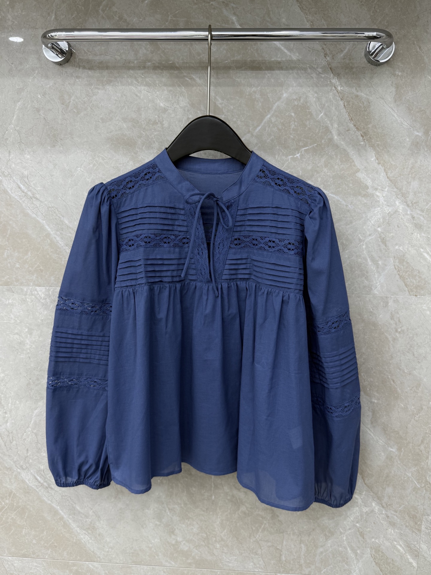 🛒𝐍𝐄𝐖 · 𝟐𝟎𝟐6/爆款现货原单品质 小众*｜2026新品蕾丝拼接系带衬衫精致版型，镂空设计，高级肌