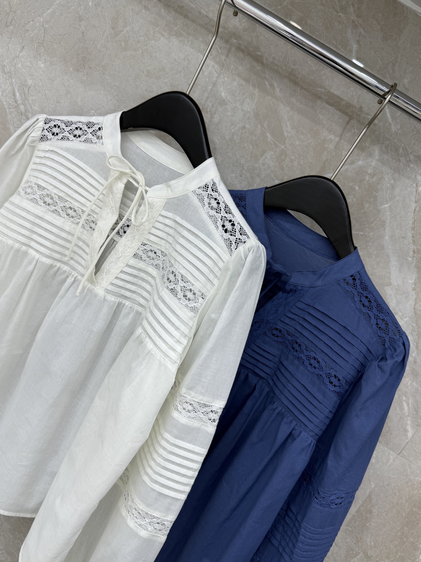 🛒𝐍𝐄𝐖 · 𝟐𝟎𝟐6/爆款现货原单品质 小众*｜2026新品蕾丝拼接系带衬衫精致版型，镂空设计，高级肌