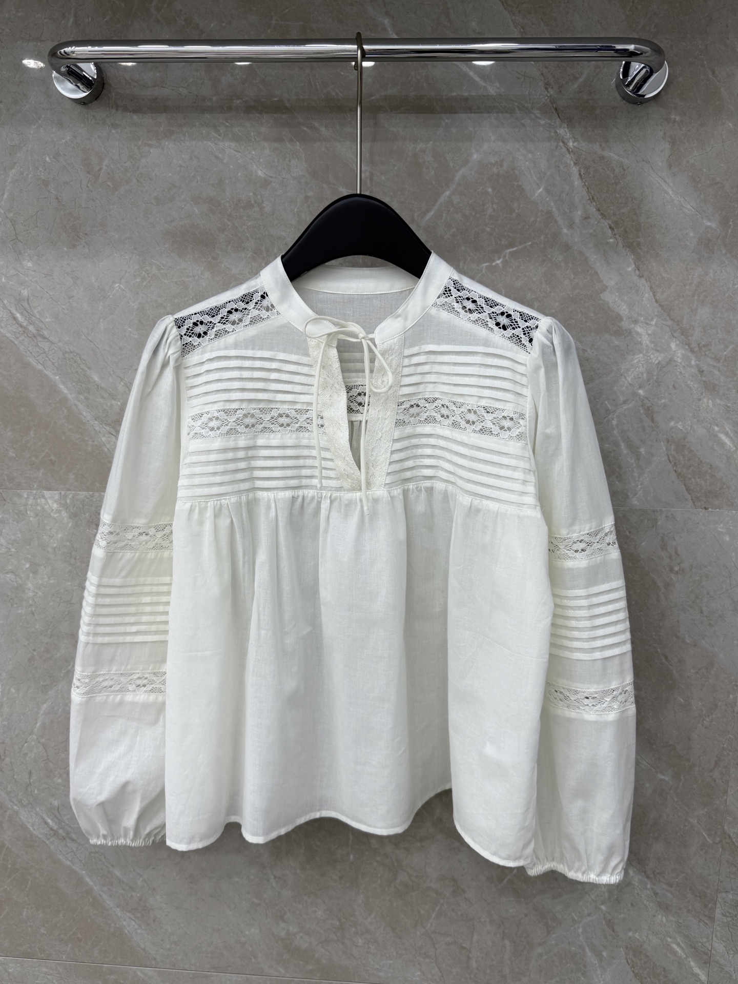 🛒𝐍𝐄𝐖 · 𝟐𝟎𝟐6/爆款现货原单品质 小众*｜2026新品蕾丝拼接系带衬衫精致版型，镂空设计，高级肌