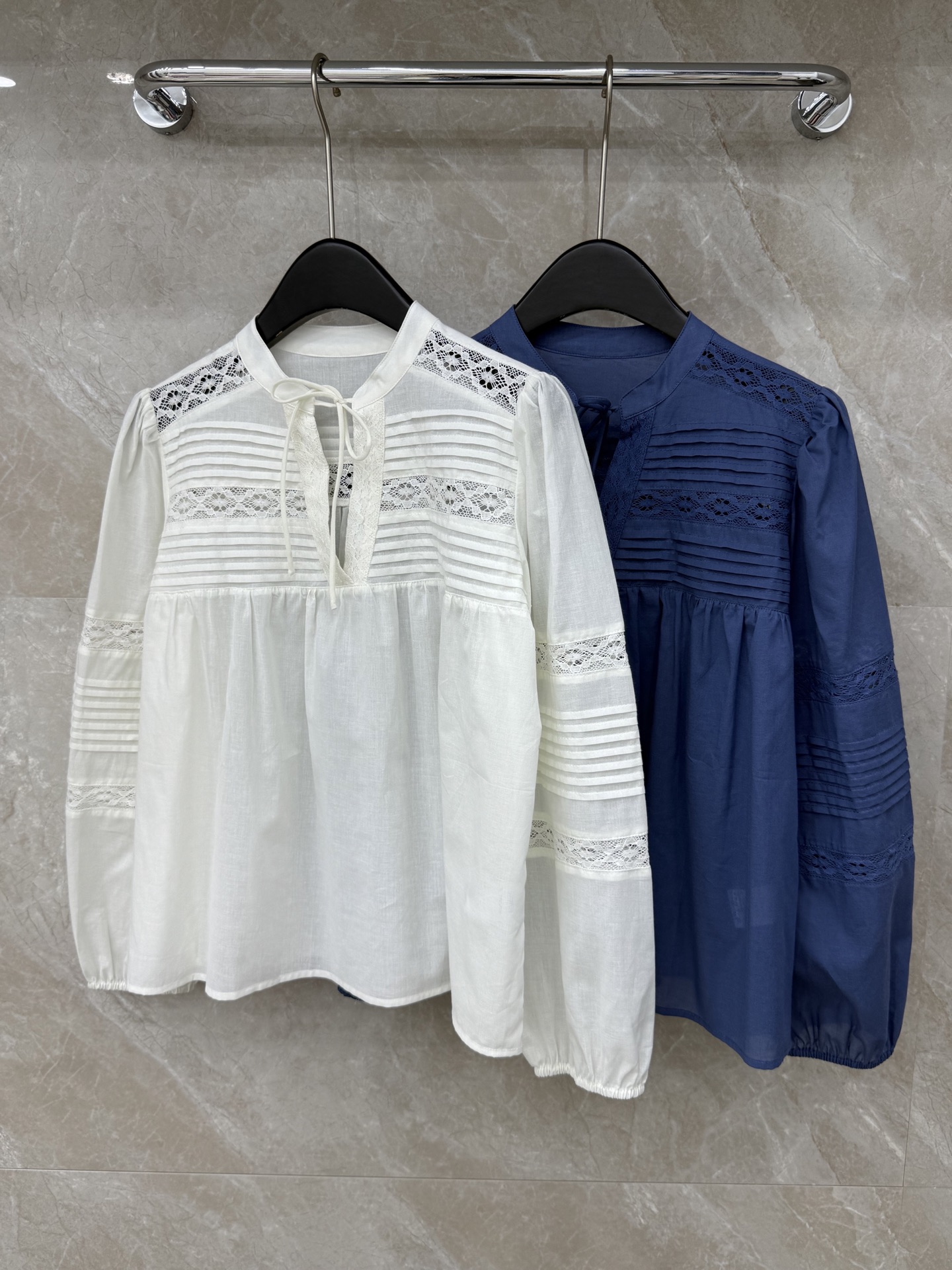 🛒𝐍𝐄𝐖 · 𝟐𝟎𝟐6/爆款现货原单品质 小众*｜2026新品蕾丝拼接系带衬衫精致版型，镂空设计，高级肌
