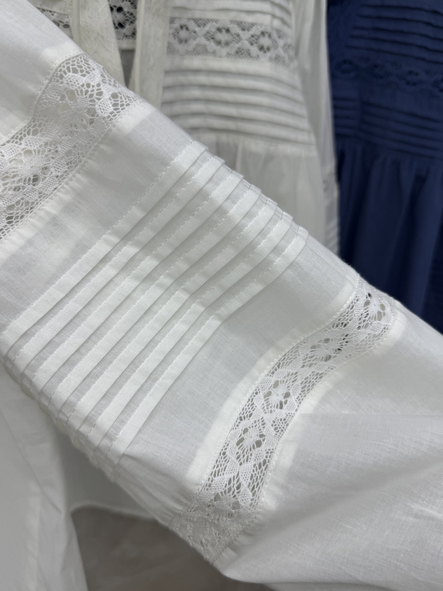 🛒𝐍𝐄𝐖 · 𝟐𝟎𝟐6/爆款现货原单品质 小众*｜2026新品蕾丝拼接系带衬衫精致版型，镂空设计，高级肌