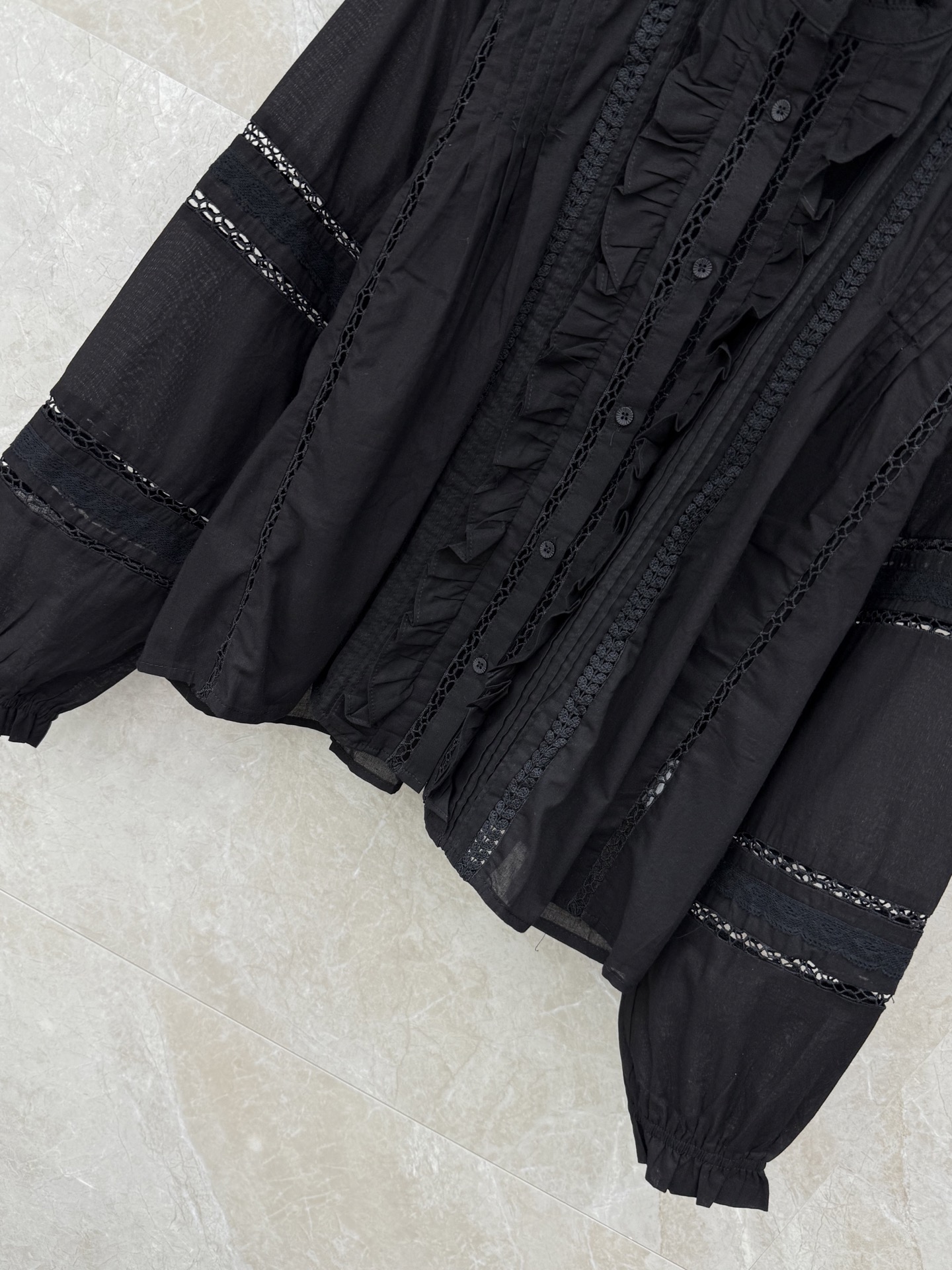 🛒𝐍𝐄𝐖 · 𝟐𝟎𝟐6/爆款现货原单品质 小众*｜2026新品蕾丝拼接木耳边衬衫精致版型，镂空设计，高级
