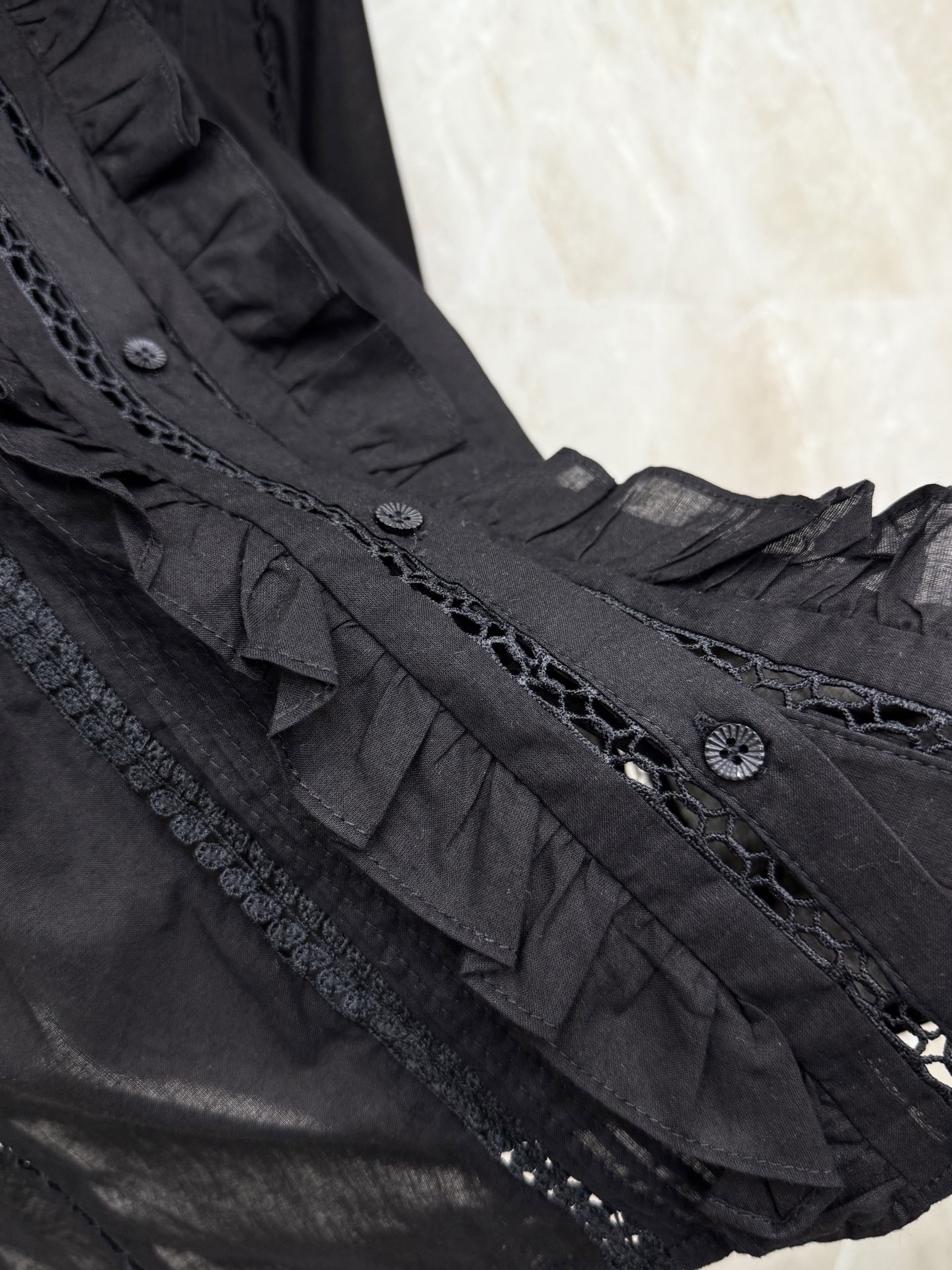 🛒𝐍𝐄𝐖 · 𝟐𝟎𝟐6/爆款现货原单品质 小众*｜2026新品蕾丝拼接木耳边衬衫精致版型，镂空设计，高级