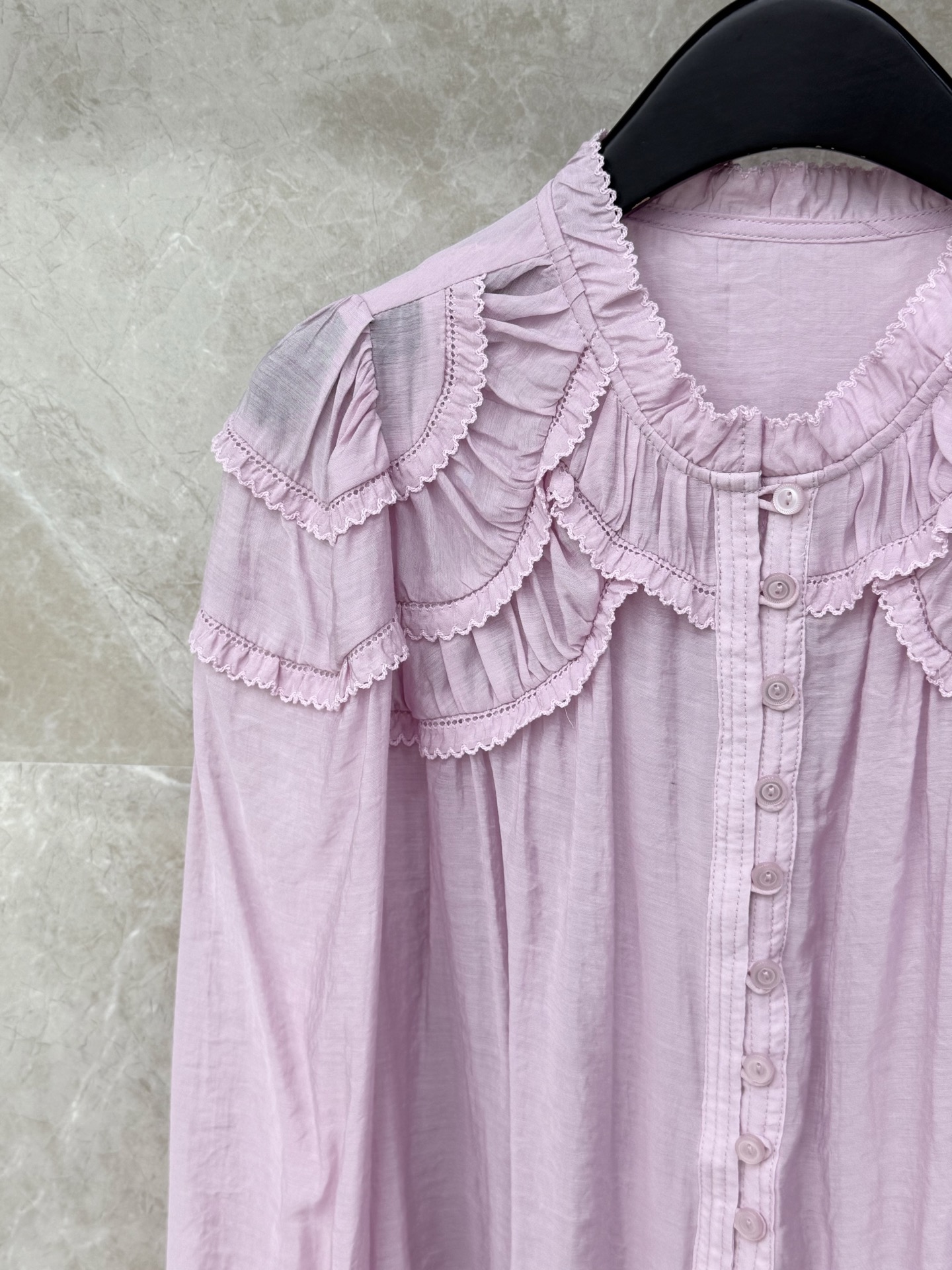 🛒𝐍𝐄𝐖 · 𝟐𝟎𝟐6/爆款现货原单品质 小众*｜2026新品荷叶边衬衫精致版型，压花设计，高级肌理细腻