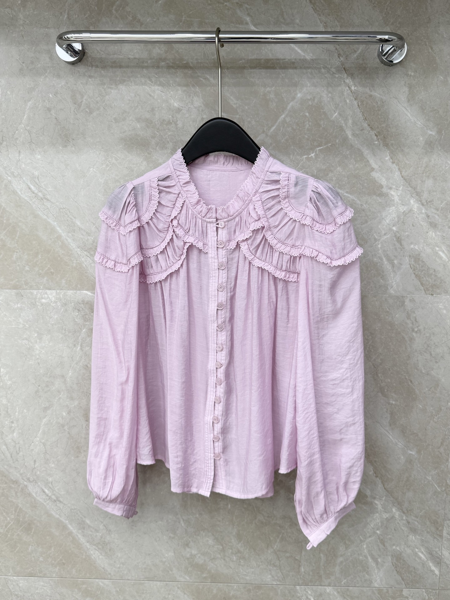 🛒𝐍𝐄𝐖 · 𝟐𝟎𝟐6/爆款现货原单品质 小众*｜2026新品荷叶边衬衫精致版型，压花设计，高级肌理细腻