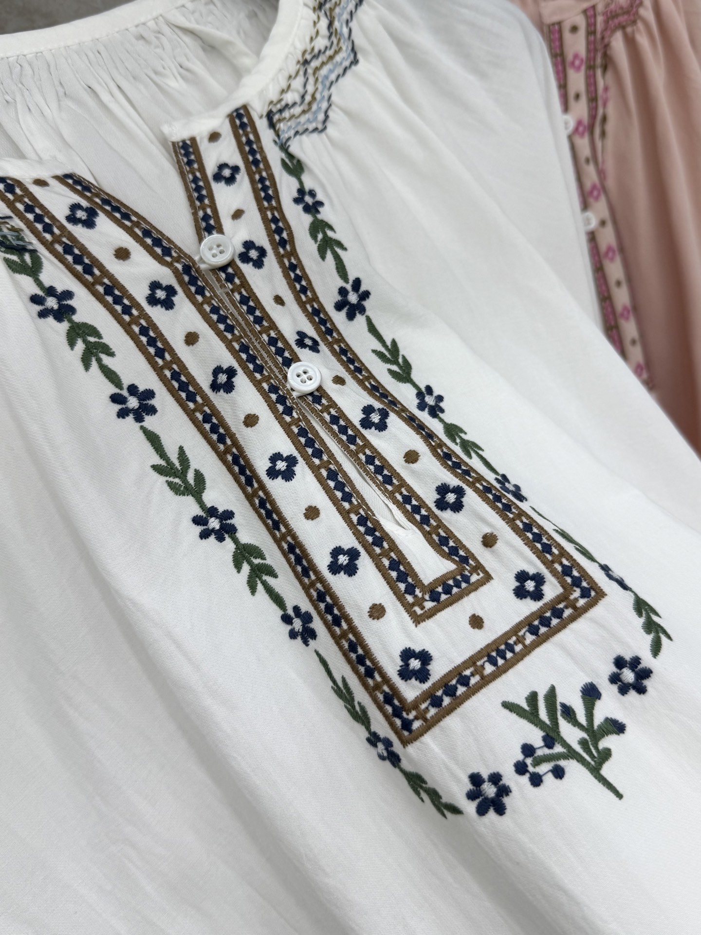🛒𝐍𝐄𝐖 · 𝟐𝟎𝟐6/爆款现货原单品质 小众*｜2026新品刺绣衬衫精致版型，民族风设计，高级肌理细腻