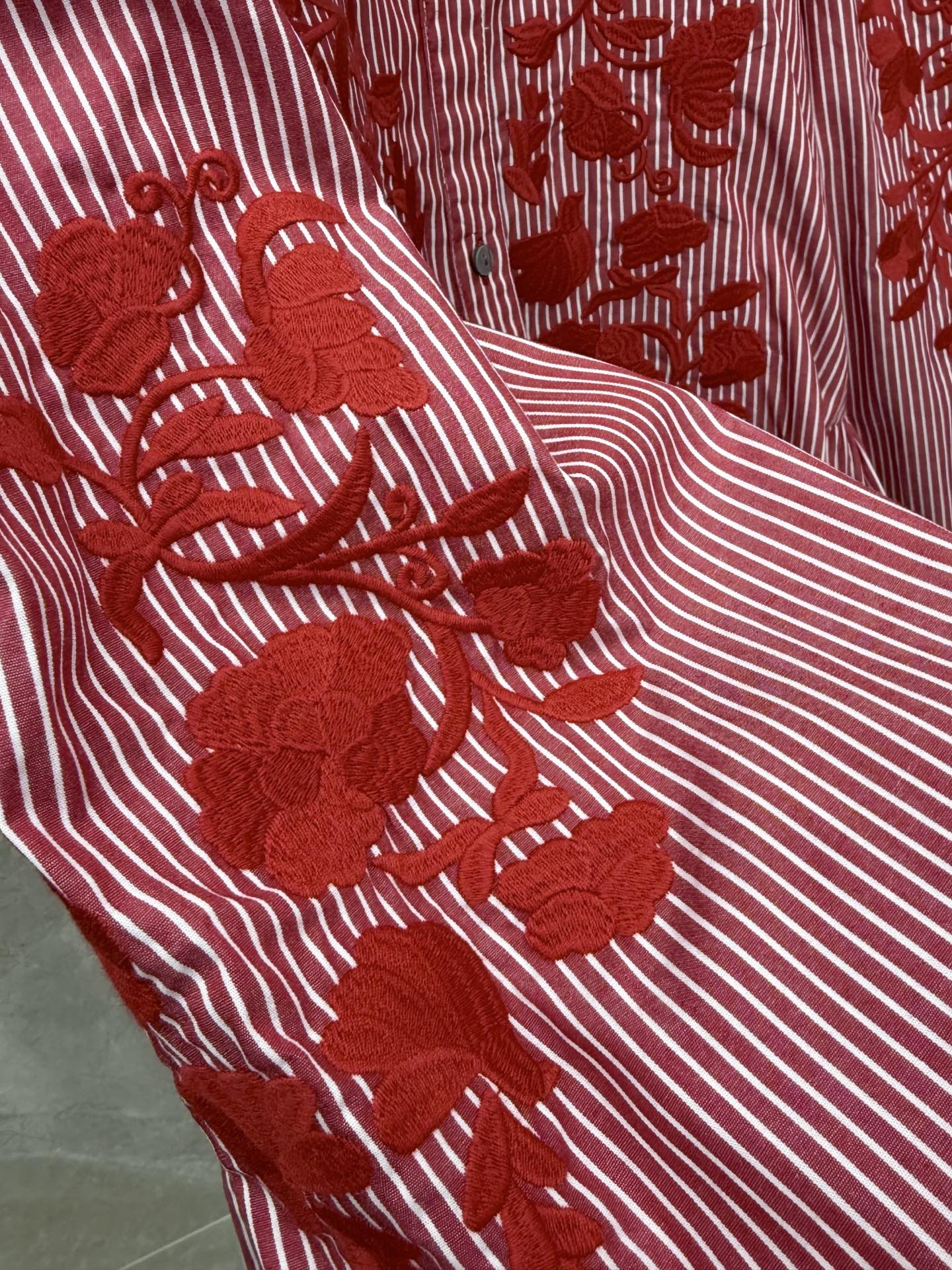 🛒𝐍𝐄𝐖 · 𝟐𝟎𝟐6/爆款现货原单品质 小众*｜2026新品贴布绣衬衫精致版型，条纹设计，高级肌理细腻