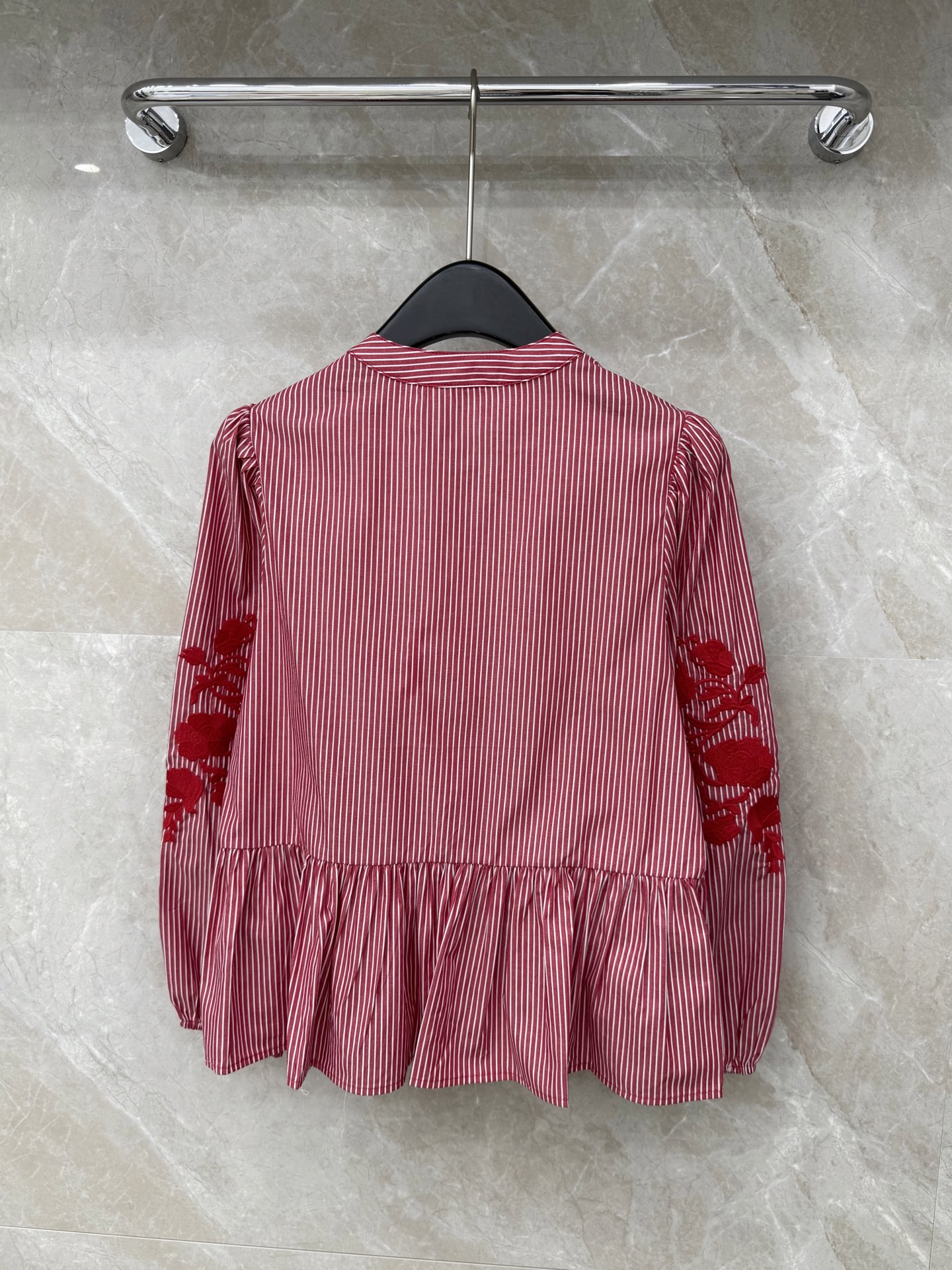 🛒𝐍𝐄𝐖 · 𝟐𝟎𝟐6/爆款现货原单品质 小众*｜2026新品贴布绣衬衫精致版型，条纹设计，高级肌理细腻