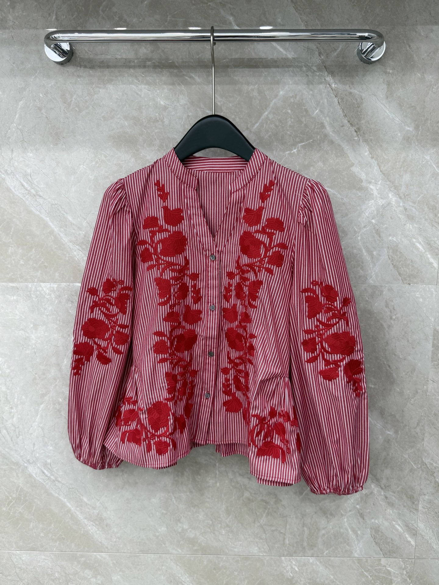 🛒𝐍𝐄𝐖 · 𝟐𝟎𝟐6/爆款现货原单品质 小众*｜2026新品贴布绣衬衫精致版型，条纹设计，高级肌理细腻