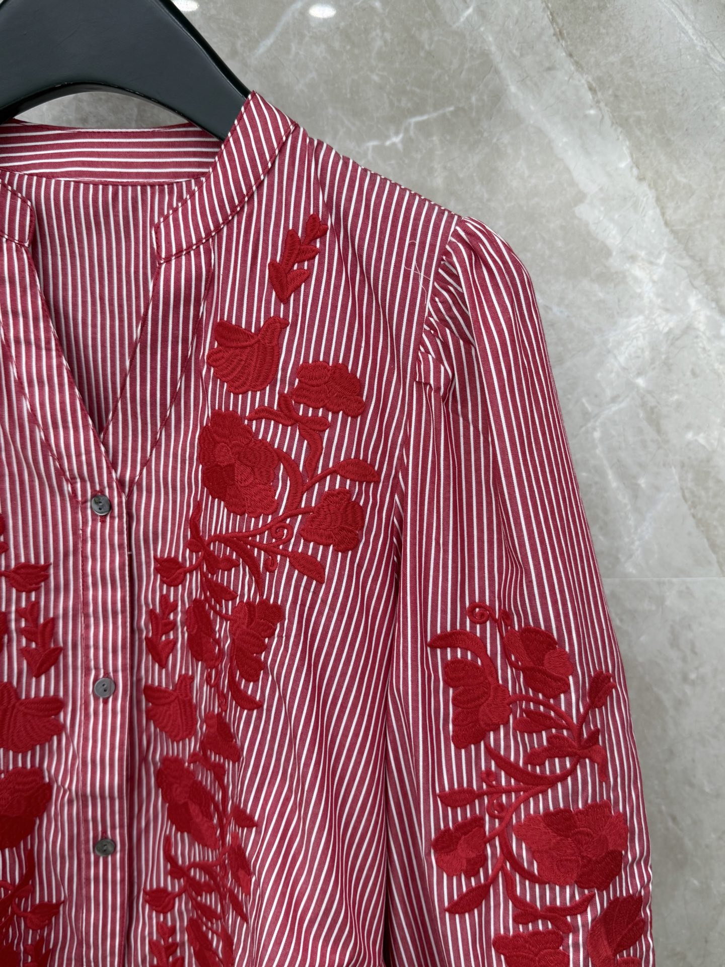 🛒𝐍𝐄𝐖 · 𝟐𝟎𝟐6/爆款现货原单品质 小众*｜2026新品贴布绣衬衫精致版型，条纹设计，高级肌理细腻