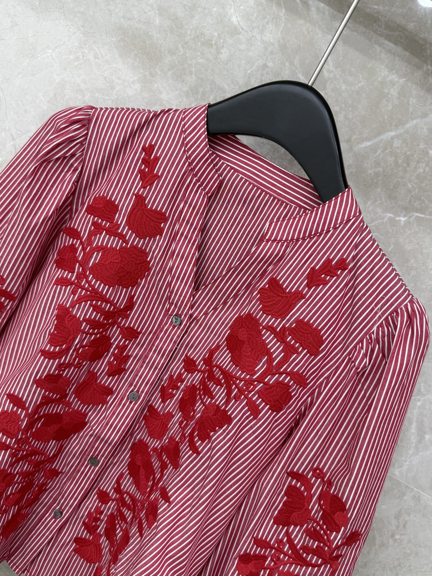 🛒𝐍𝐄𝐖 · 𝟐𝟎𝟐6/爆款现货原单品质 小众*｜2026新品贴布绣衬衫精致版型，条纹设计，高级肌理细腻