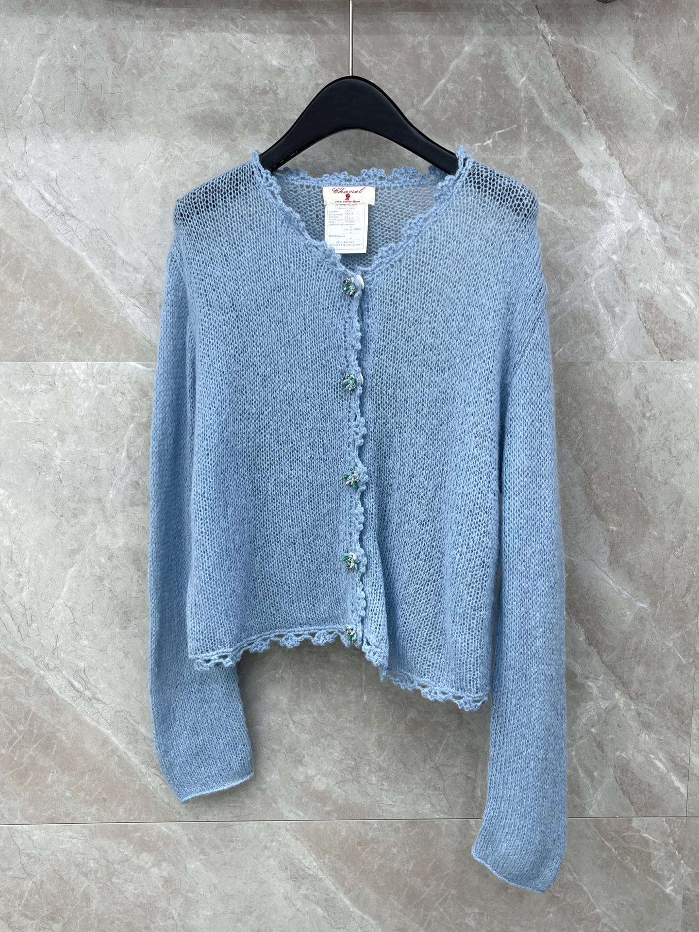 🛒𝐍𝐄𝐖 · 𝟐𝟎𝟐6/爆款现货设计师 小众｜26新品镂空钩花羊绒钻扣针织开衫王炸单品，精致常规版型上身