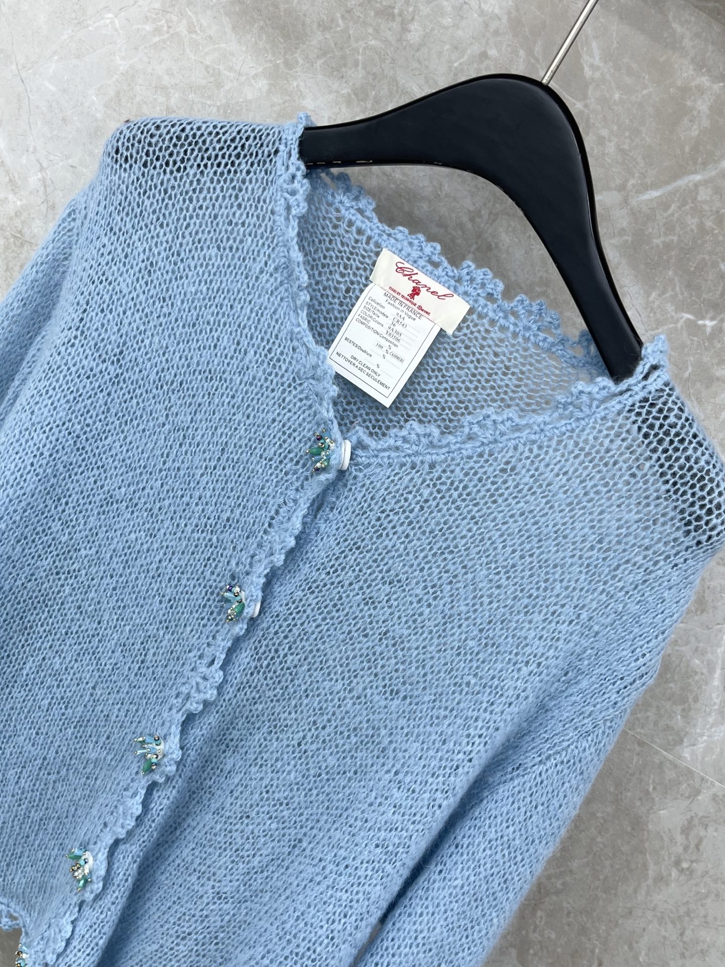 🛒𝐍𝐄𝐖 · 𝟐𝟎𝟐6/爆款现货设计师 小众｜26新品镂空钩花羊绒钻扣针织开衫王炸单品，精致常规版型上身