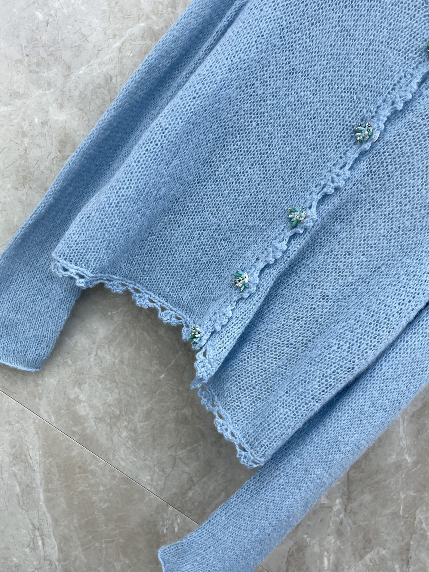 🛒𝐍𝐄𝐖 · 𝟐𝟎𝟐6/爆款现货设计师 小众｜26新品镂空钩花羊绒钻扣针织开衫王炸单品，精致常规版型上身