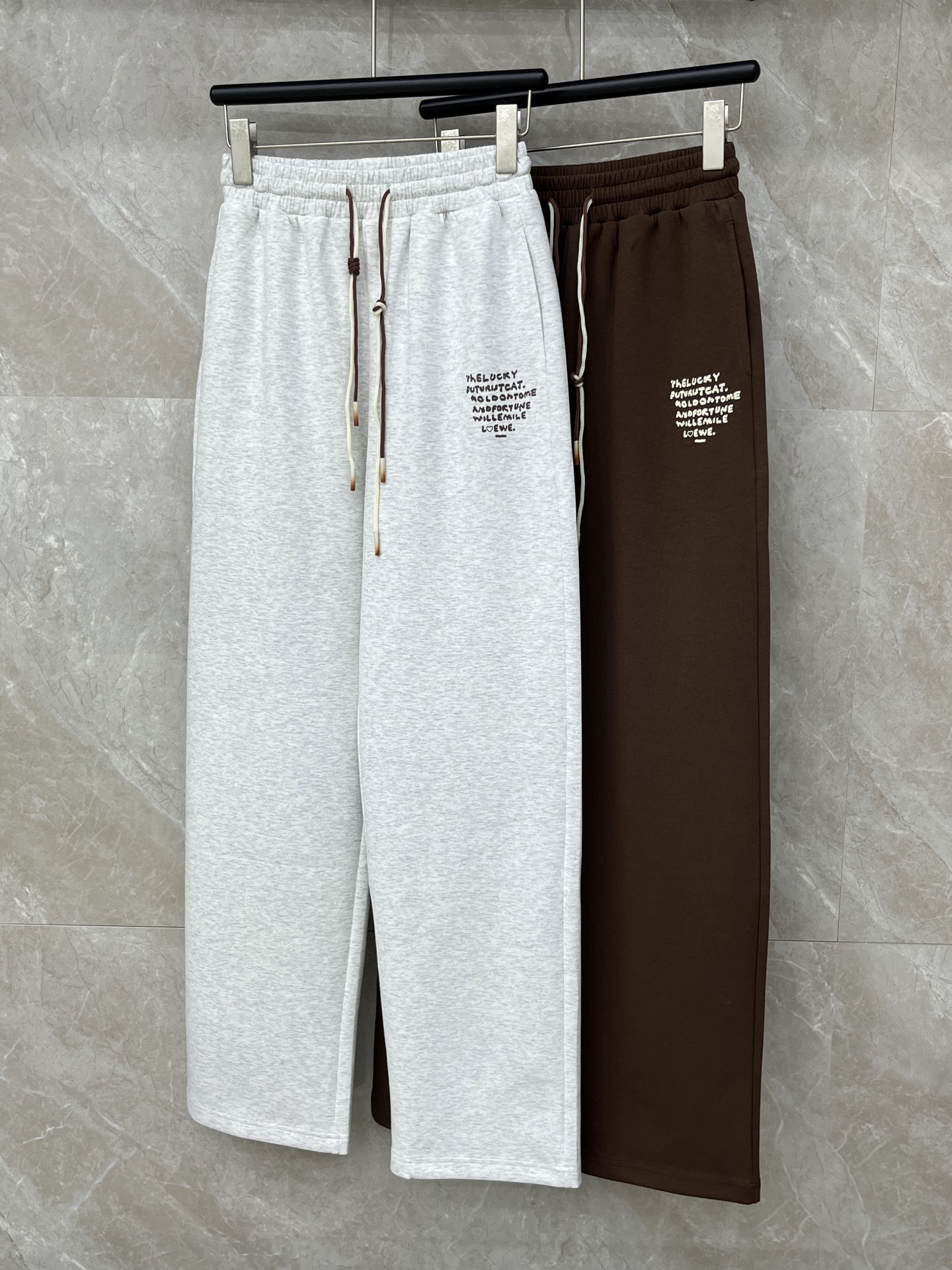 🛒𝐍𝐄𝐖 · 𝟐𝟎𝟐6/爆款现货【早春新款】设计师｜女神同款休闲卫裤松紧抽绳设计，清新的色系  亲肤的面