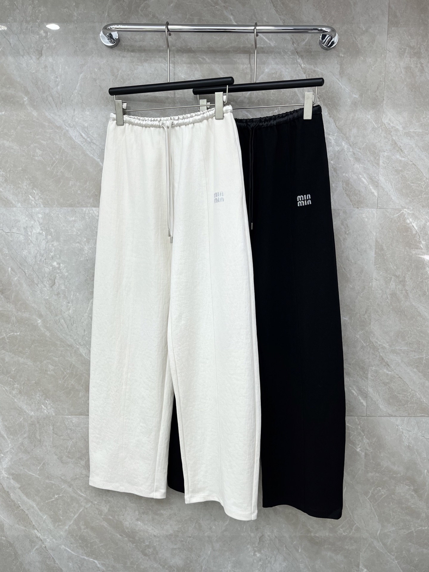 🛒𝐍𝐄𝐖 · 𝟐𝟎𝟐6/爆款现货【早春新款】设计师｜女神同款休闲裤松紧抽绳设计，清新的色系  亲肤的面料