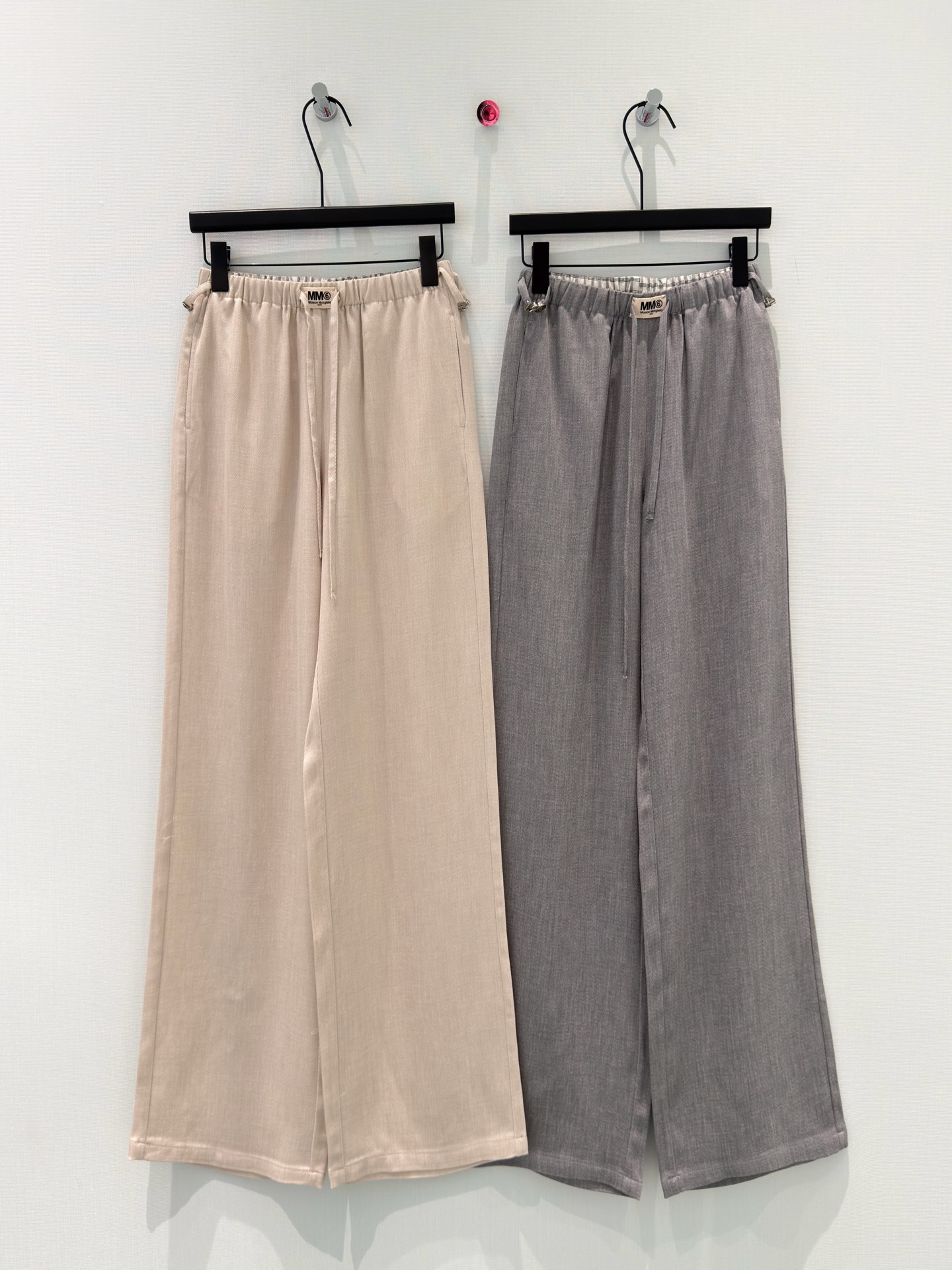 🛒𝐍𝐄𝐖 · 𝟐𝟎𝟐6/爆款现货【早春新款】设计师｜ 女神同款贴标抽绳天丝羊毛休闲裤松紧设计，清新的色系