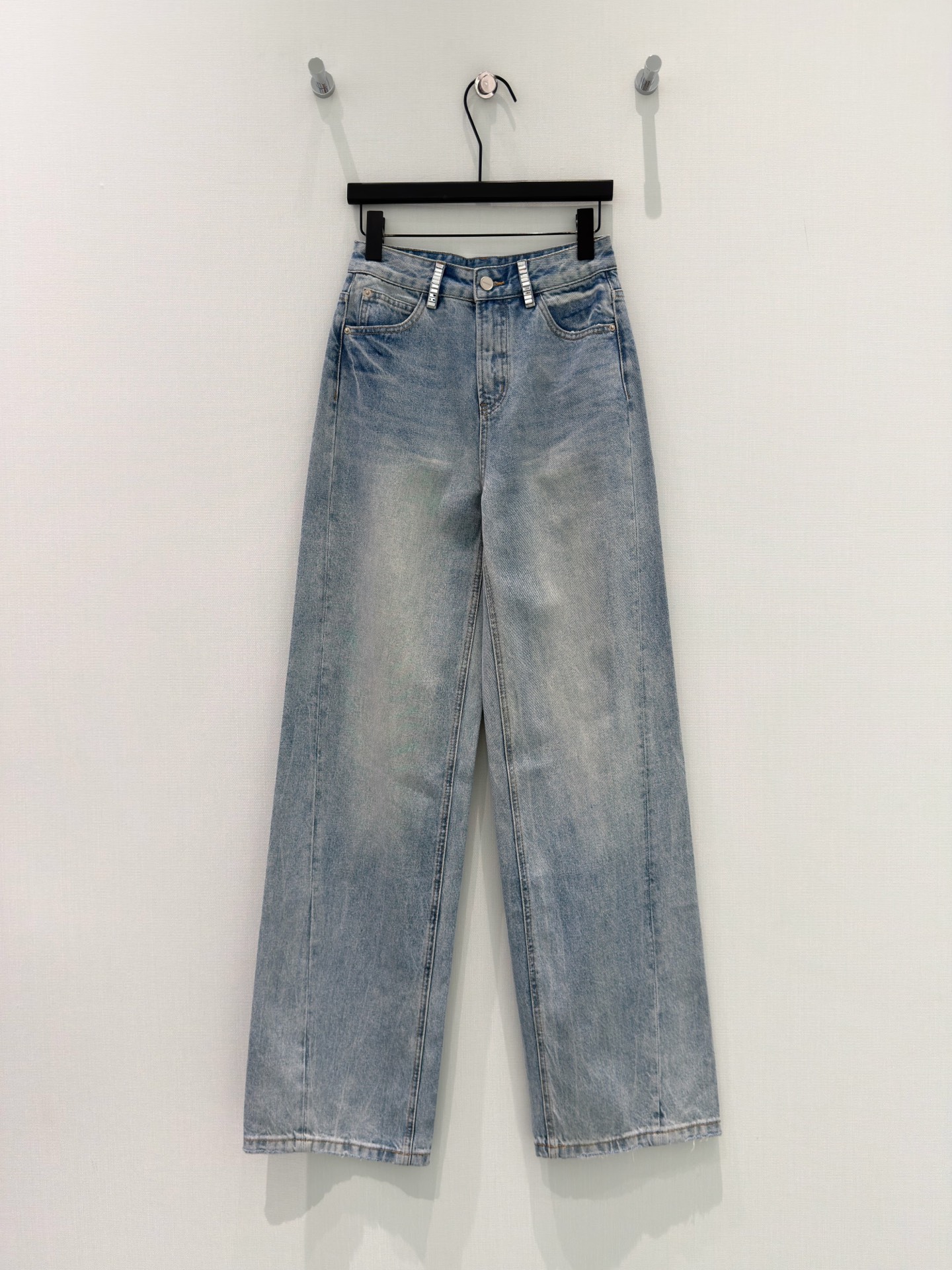 NO:786329,· 6/Hot items in stock Original designer｜Customized ear-cut straight-leg jeans Made of high-end custom fabrics, denim is very comfortable to wear, conventional design, tolerant, and contrasting print decoration adds visual charm, and the texture of the pants will be very delicate, which is a very good fabric. Denim has good hygroscopicity and breathability, the cloth has a soft luster, and a very smooth feel, making it everyone's favorite choice. Blue S M L XL /C, women's clothing, jeans,19860909· 6/爆款现货 原创 设计师｜订钻耳畔直筒牛仔裤 采用高端定制面料,牛仔穿起来非常舒适,常规设计,包容性好,撞色印花装饰 增添视觉魅力,而且裤子的纹路会非常细腻,是非常好的面料 牛仔具有良好的吸湿性和透气性,布面光泽柔和,手感也非常细滑,成为众人最爱的选择 蓝色 S M L XL /C,女装,jeans,,Women's clothing