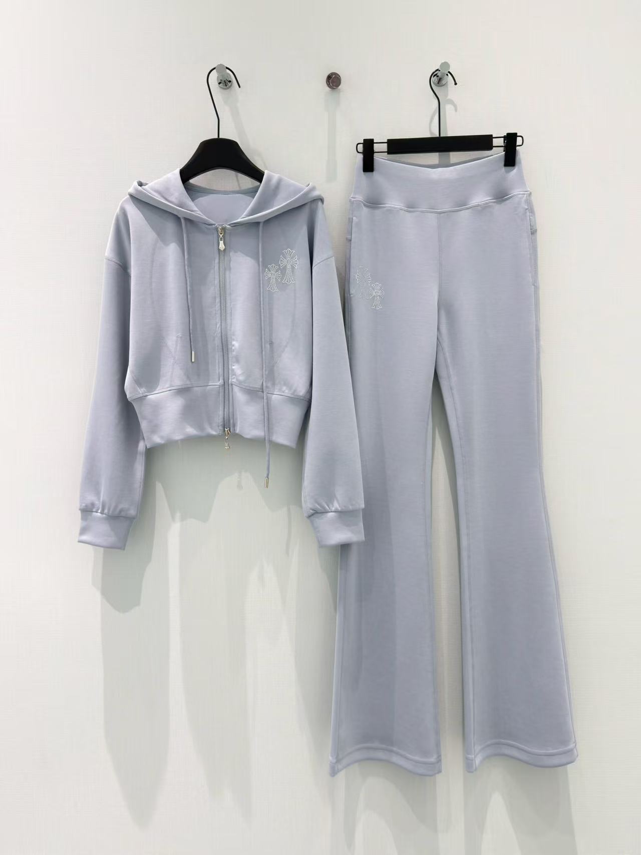 🛒𝐍𝐄𝐖 · 𝟐𝟎𝟐6/爆款现货设计师  原创｜26早春新品开衫烫钻拉链套装！高端定制戴帽外套，搭配松紧