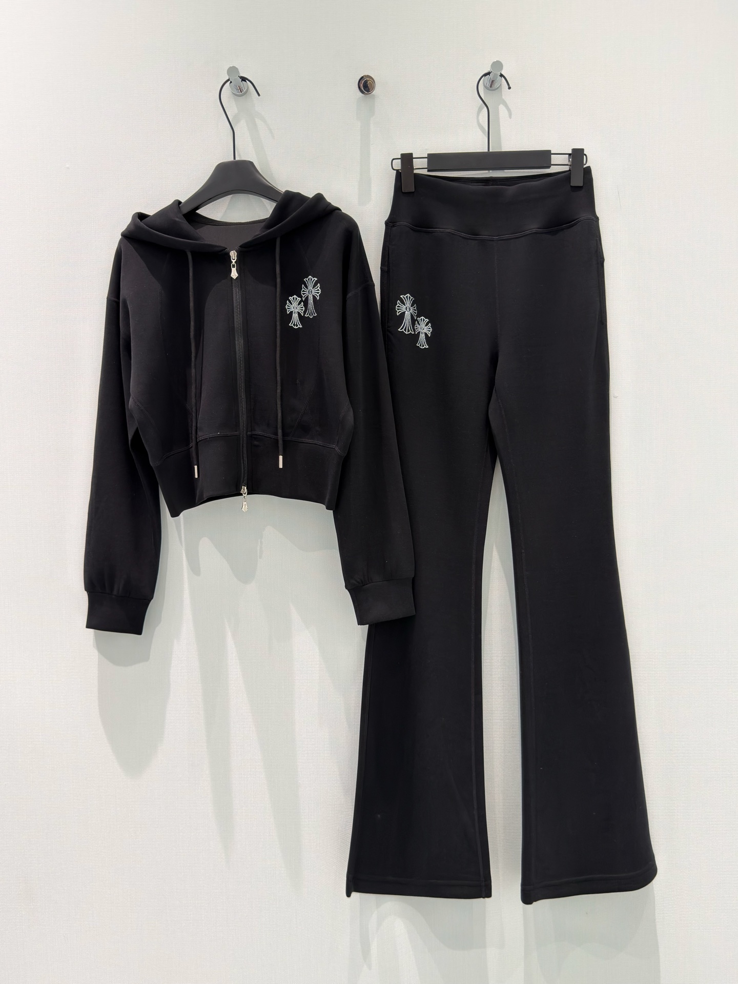 🛒𝐍𝐄𝐖 · 𝟐𝟎𝟐6/爆款现货设计师  原创｜26早春新品开衫烫钻拉链套装！高端定制戴帽外套，搭配松紧