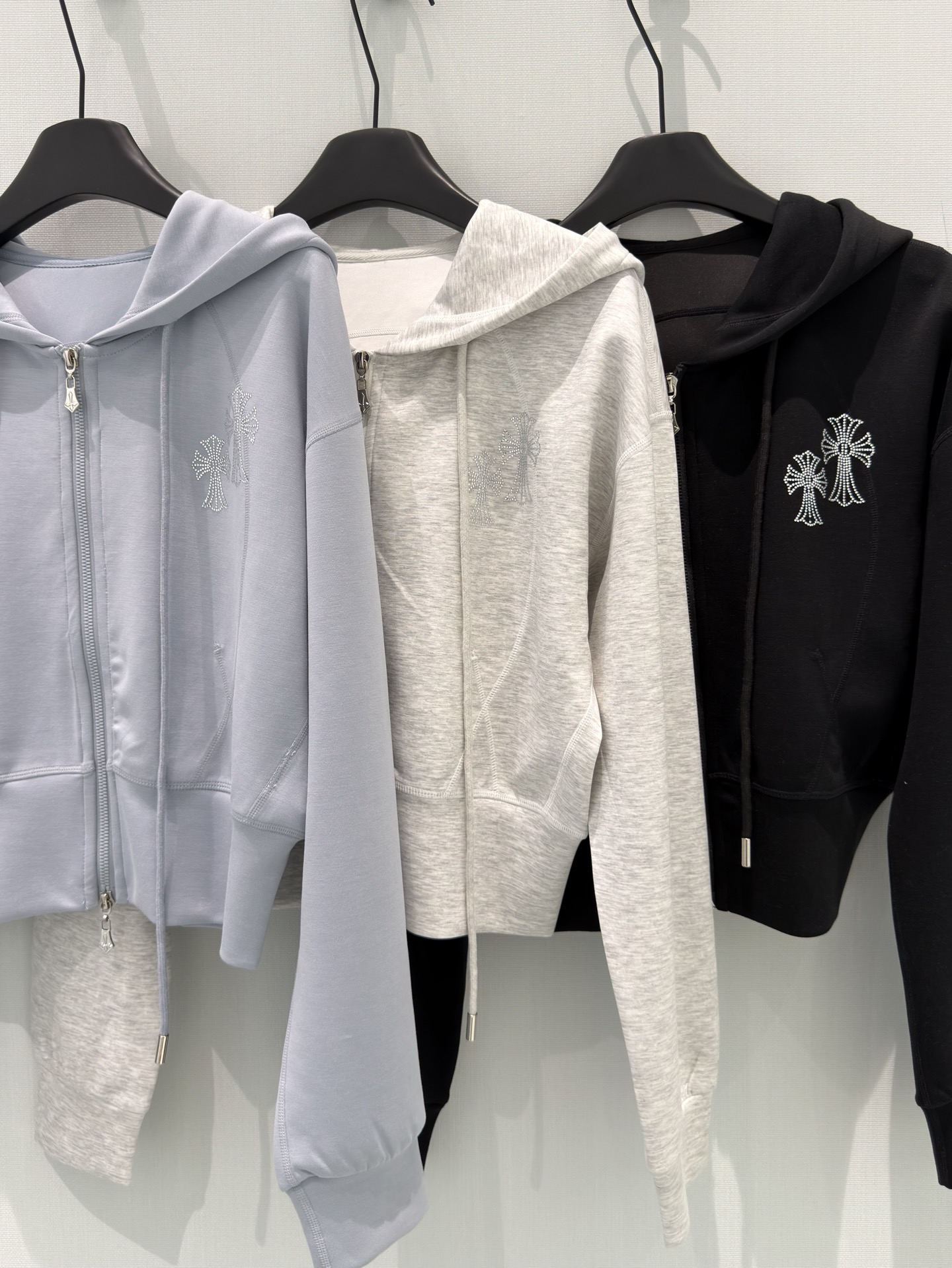 🛒𝐍𝐄𝐖 · 𝟐𝟎𝟐6/爆款现货设计师  原创｜26早春新品开衫烫钻拉链套装！高端定制戴帽外套，搭配松紧