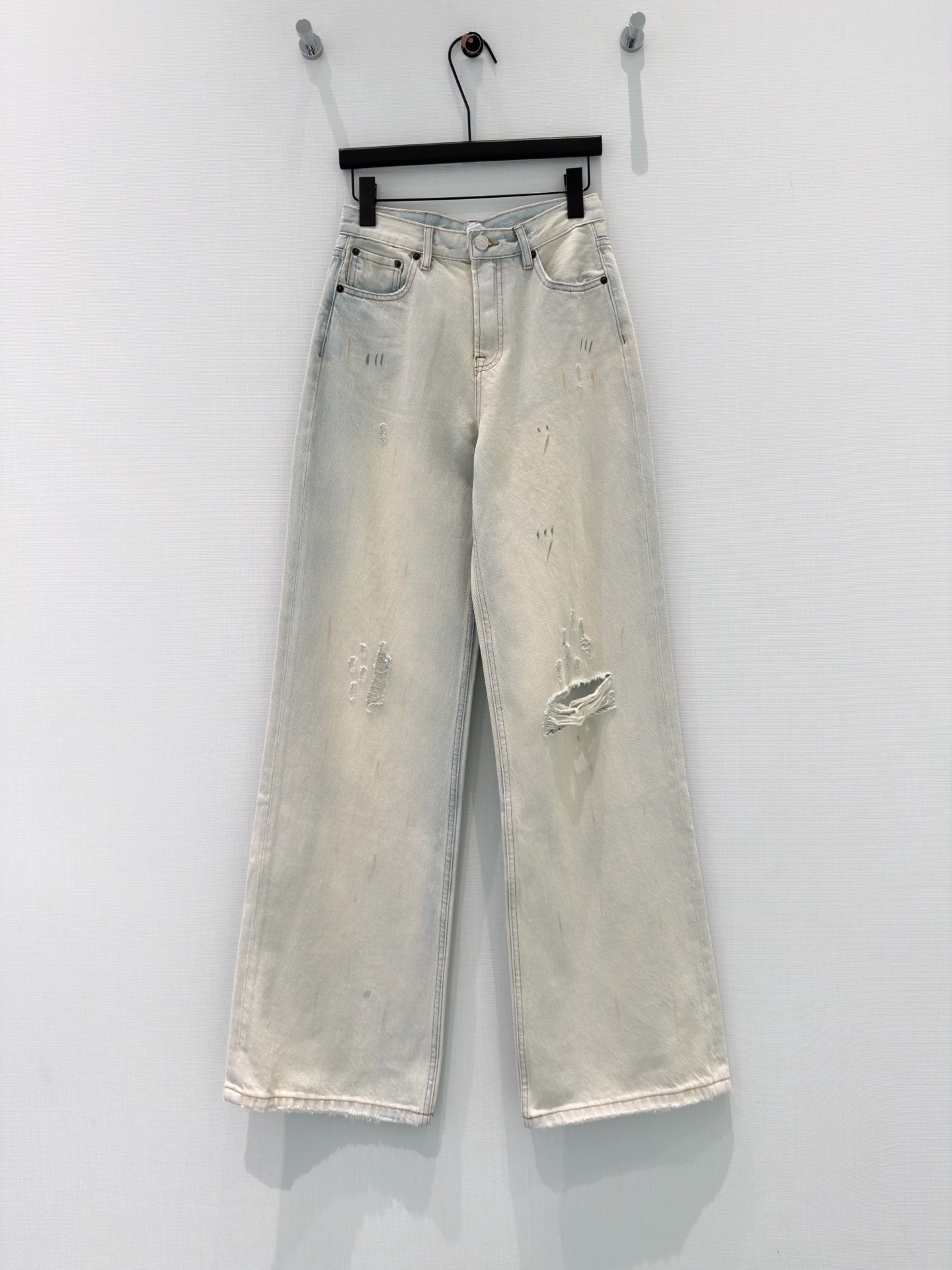 NO:819920,· 6/ Hot items in stock [early spring new style] original | 26 gradient color ripped trousers. Imported cotton denim fabric to create clear jeans, the whole trousers are made of old graffiti print texture, high-waisted cut, hidden flesh to show long legs, making the retro denim and exquisite version collide in a fashionable way. The high-waist design optimizes the proportions, and the version is suitable for various body shapes, unlocking the eye-catching code for daily wear, and easily wearing it to create a long-legged look. Blue S M L  XL/,women's clothing,jeans,19860909· 6/爆款现货【早春新款】原创｜26渐变色破洞长裤 进口棉质牛仔面料打造清晰牛仔裤,整条裤型做旧涂鸦印花质感拉满,高腰剪裁,藏肉显腿长,让复古丹宁与精致版型碰撞别样时尚 高腰设计优化比例,版型适配各种身形,解锁日常穿搭的吸睛密码,轻松穿出大长腿既视感 蓝色 S M L XL/,女装,jeans,,Women's clothing
