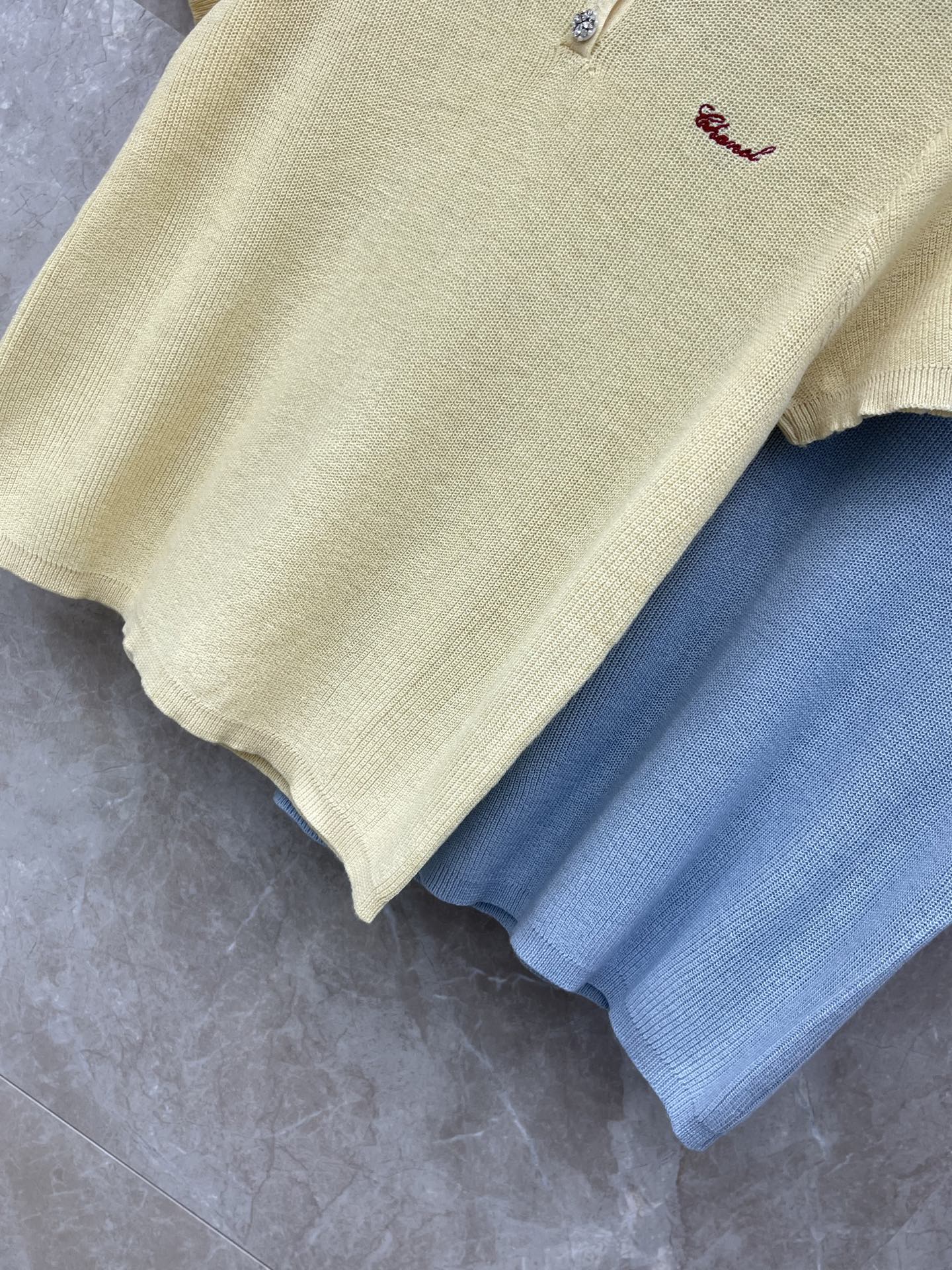 🛒𝐍𝐄𝐖 · 𝟐𝟎𝟐6/爆款现货设计师 小众｜26新品娃娃领羊绒针织短袖叠穿王炸单品，精致常规版型上身巨