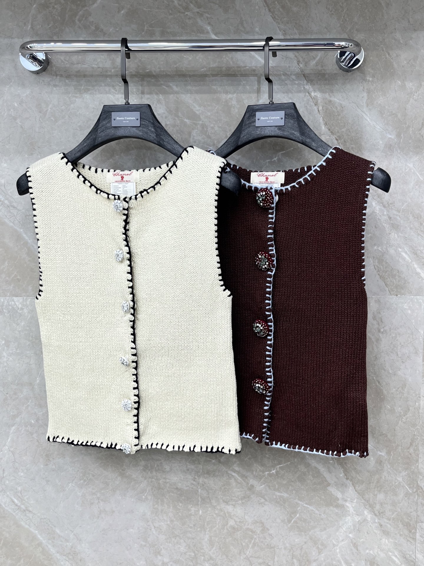 🛒𝐍𝐄𝐖 · 𝟐𝟎𝟐6/爆款现货设计师 小众｜26新品重工撞色狗牙刺绣针织背心王炸单品，精致常规版型上身