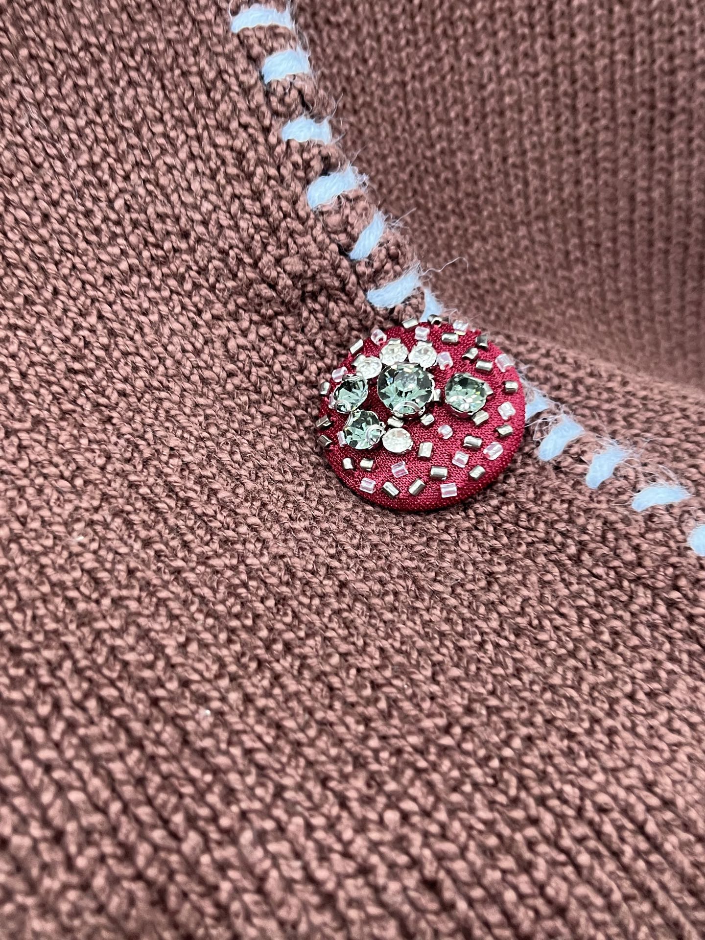 🛒𝐍𝐄𝐖 · 𝟐𝟎𝟐6/爆款现货设计师 小众｜26新品重工撞色狗牙刺绣针织背心王炸单品，精致常规版型上身